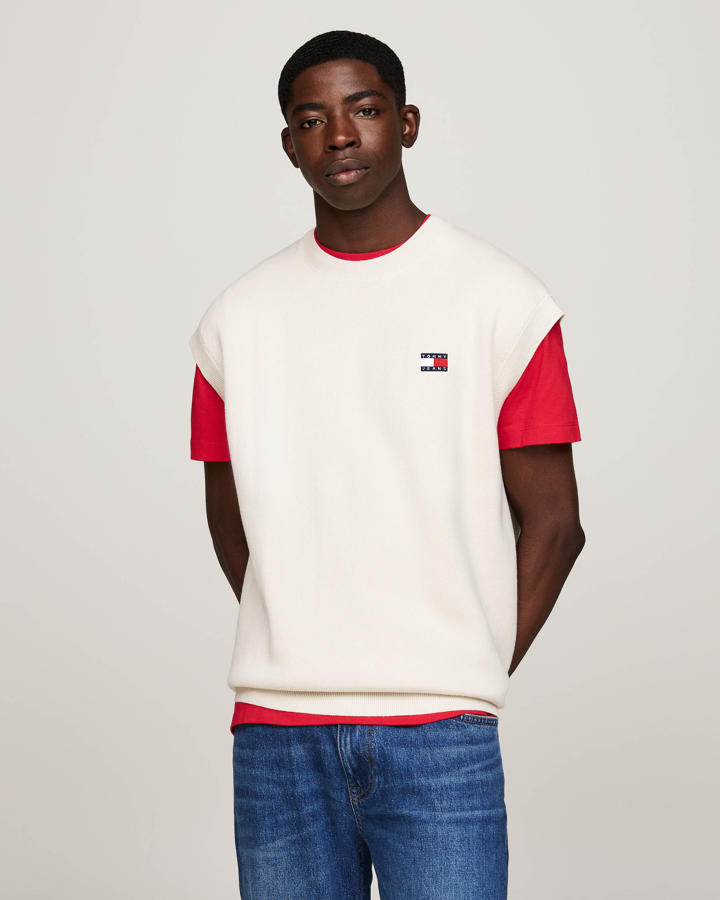 Gilet in maglia di cotone color panna con logo flag ricamato sul petto