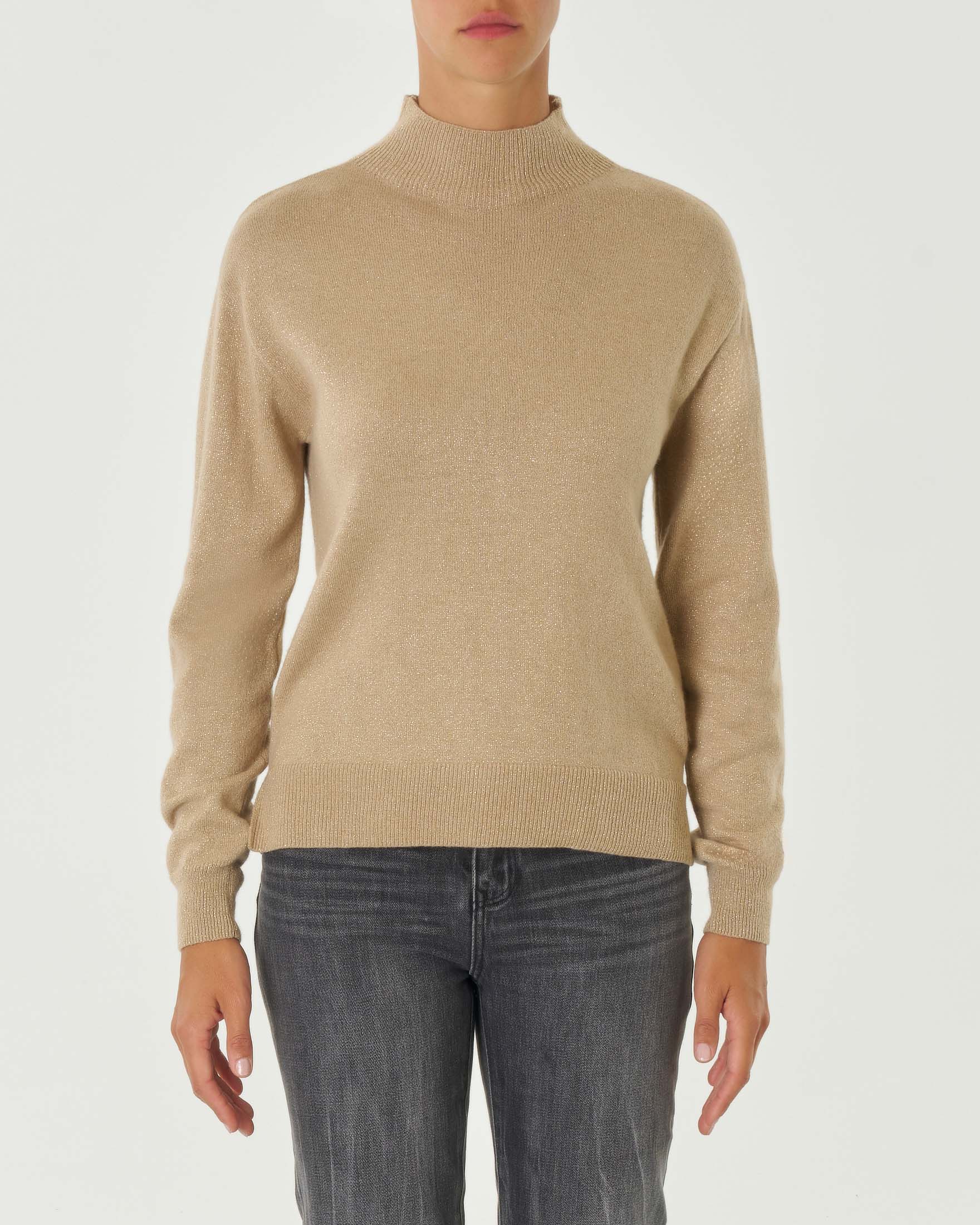 Maglia color oro in viscosa e lana con inserti in lurex con collo alto