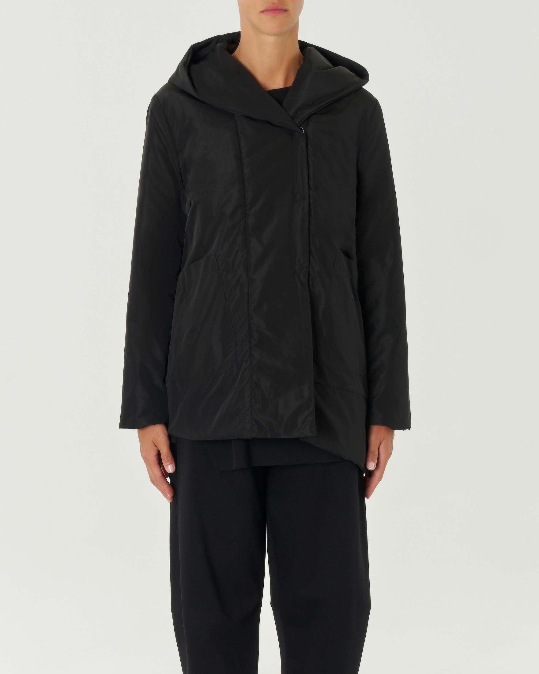 Piumino nero imbottito con fondo asimmetrico con spacchi e cappuccio su collo a scialle