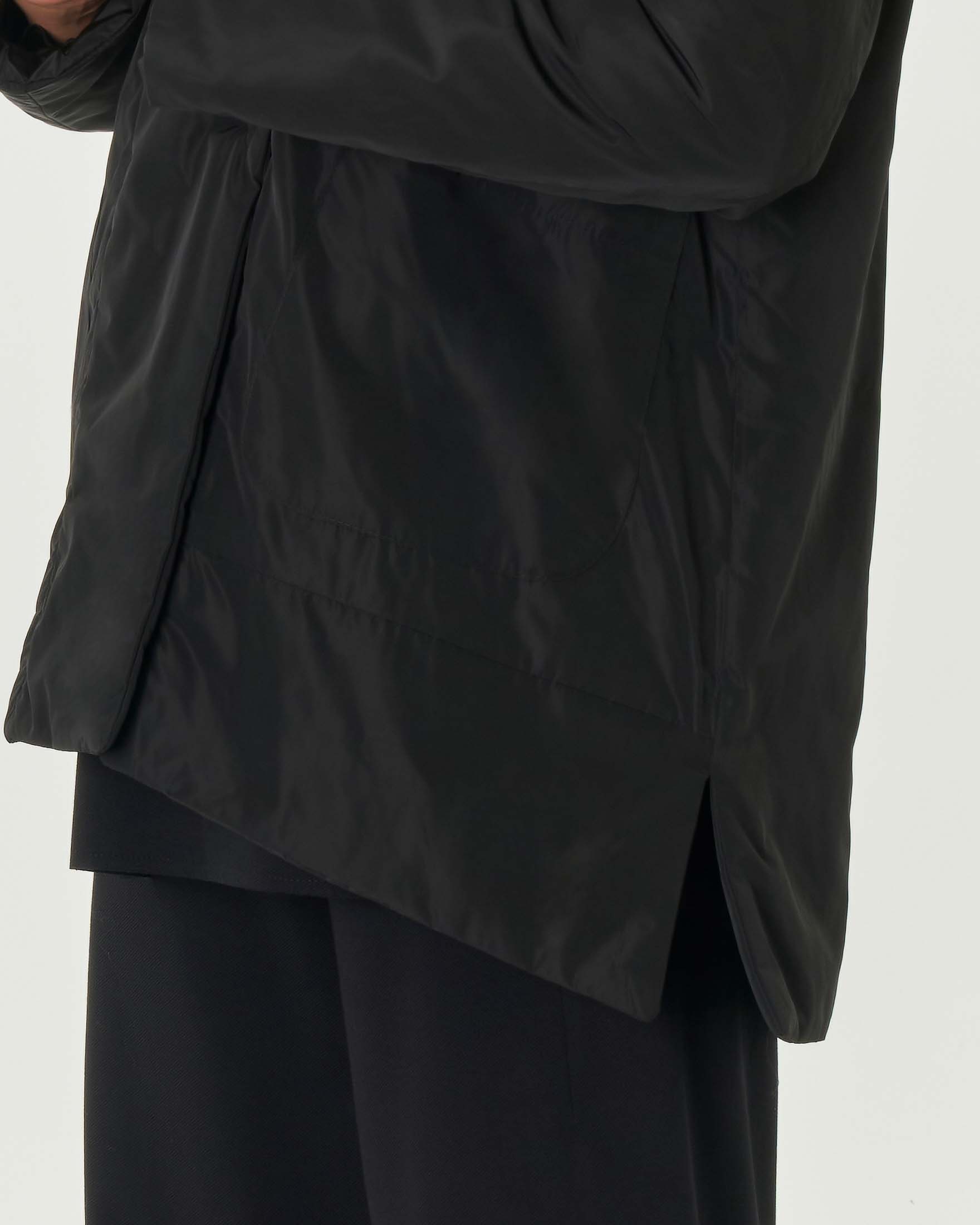 Piumino nero imbottito con fondo asimmetrico con spacchi e cappuccio su collo a scialle image