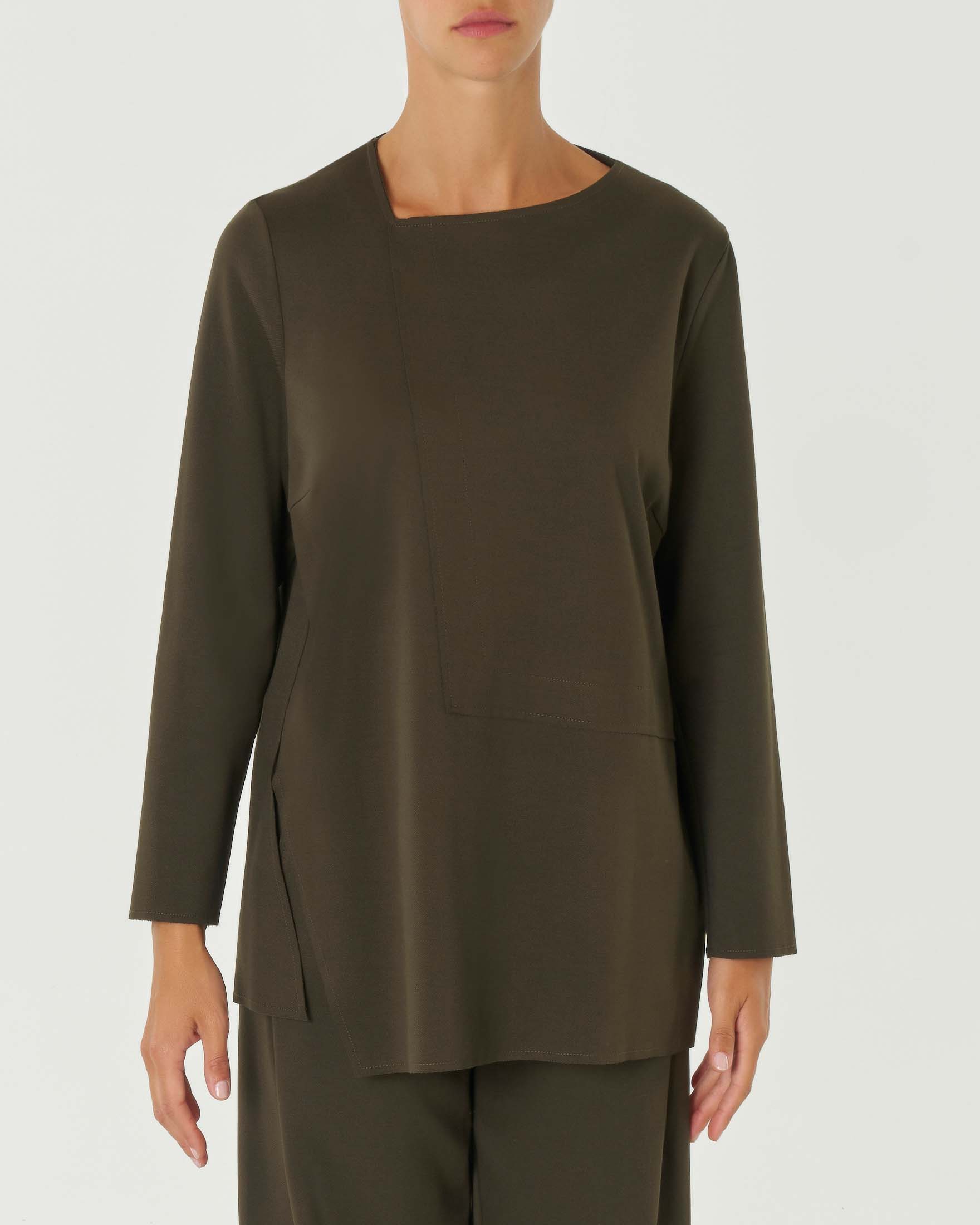Blusa verde militare in tricotina di misto viscosa con scollo asimmetrico e motivo a taglio a vivo con spacchi laterali