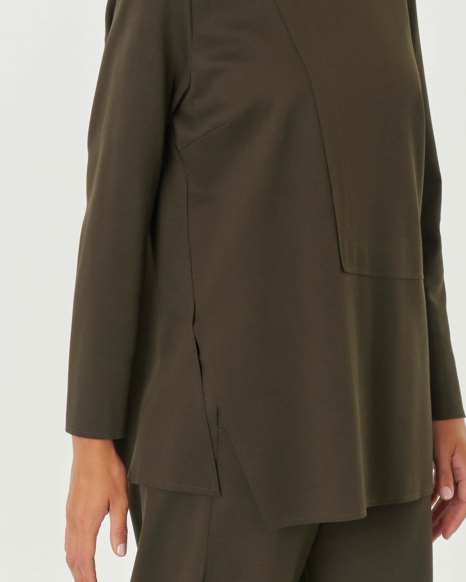 Blusa verde militare in tricotina di misto viscosa con scollo asimmetrico e motivo a taglio a vivo con spacchi laterali image