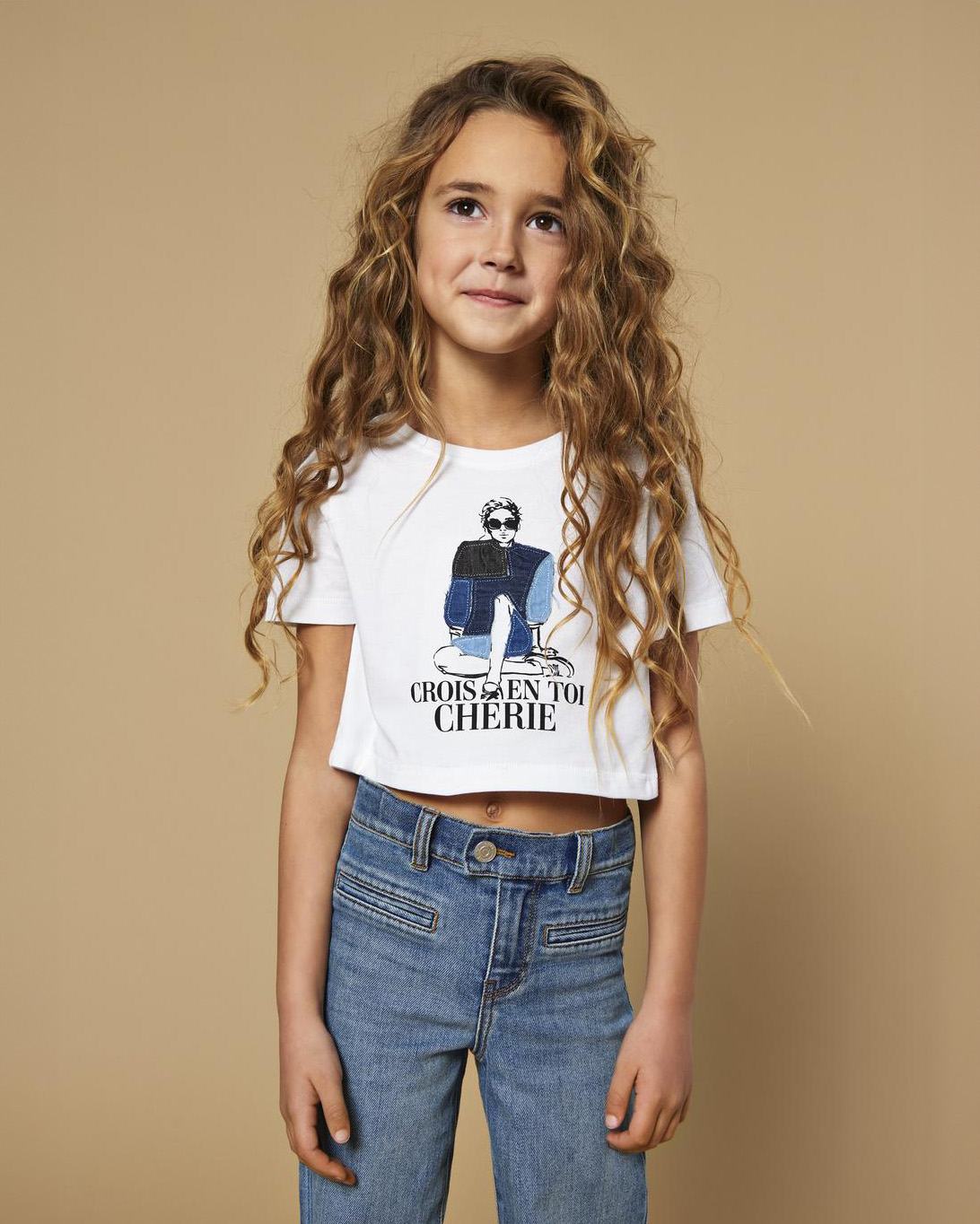 T-shirt bianca cropped in cotone a maniche corte con stampa patchwork denim