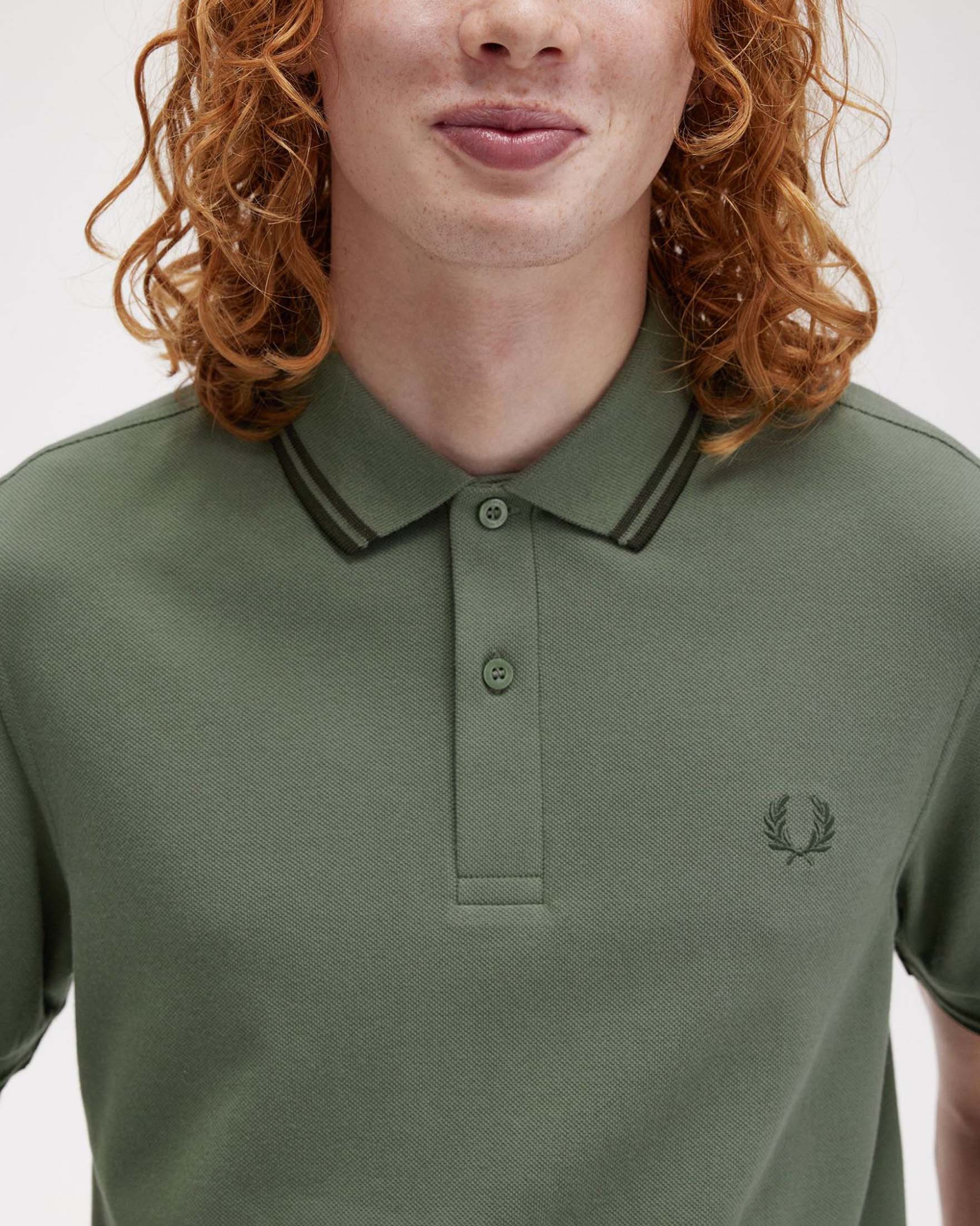 Polo Fred Perry verde militare mezza manica con bordino verde scuro image