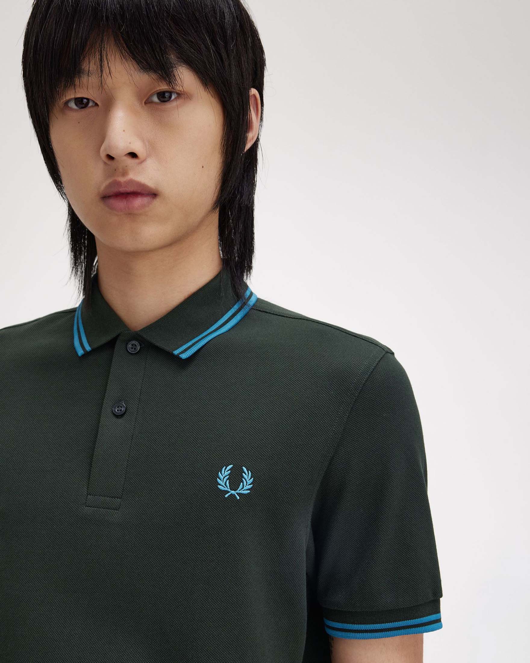 Polo verde scuro mezza manica con bordino celeste image