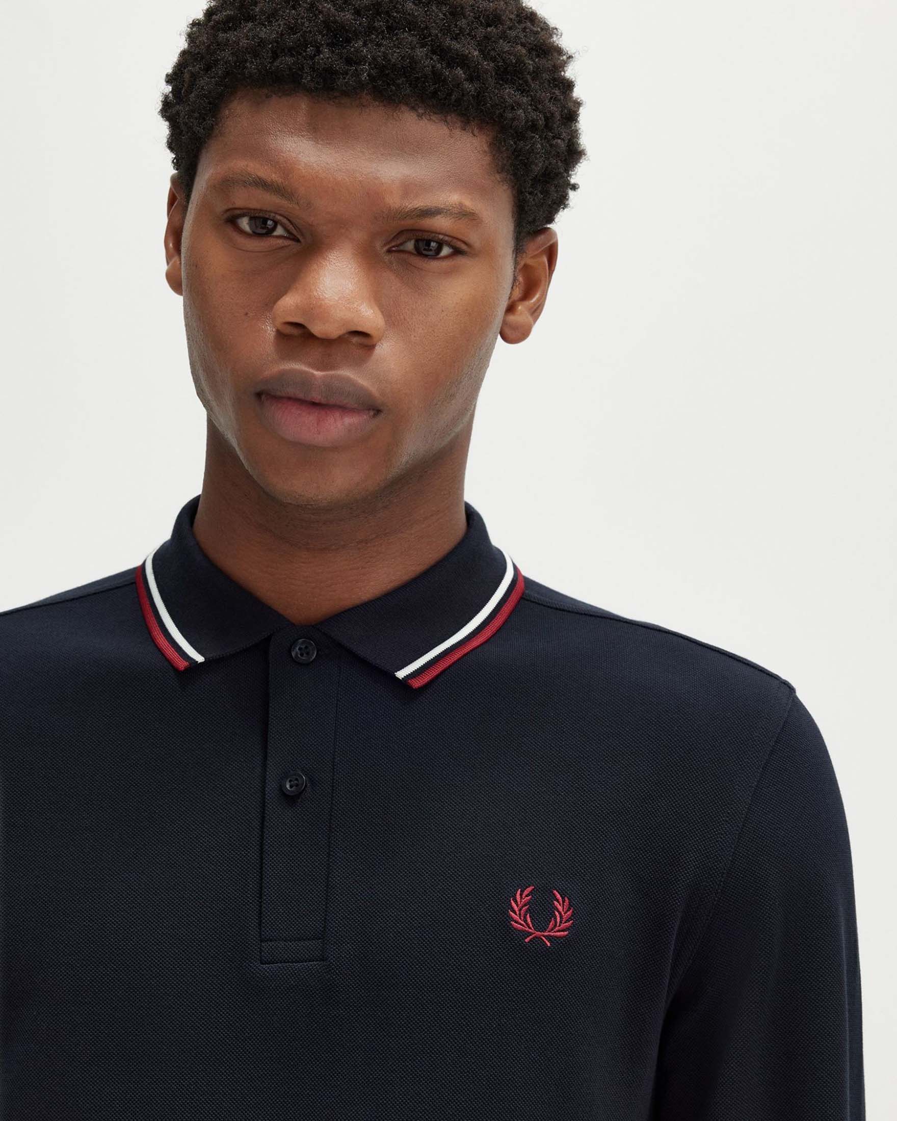 Polo manica lunga Fred Perry blu con bordino bianco e rosso image