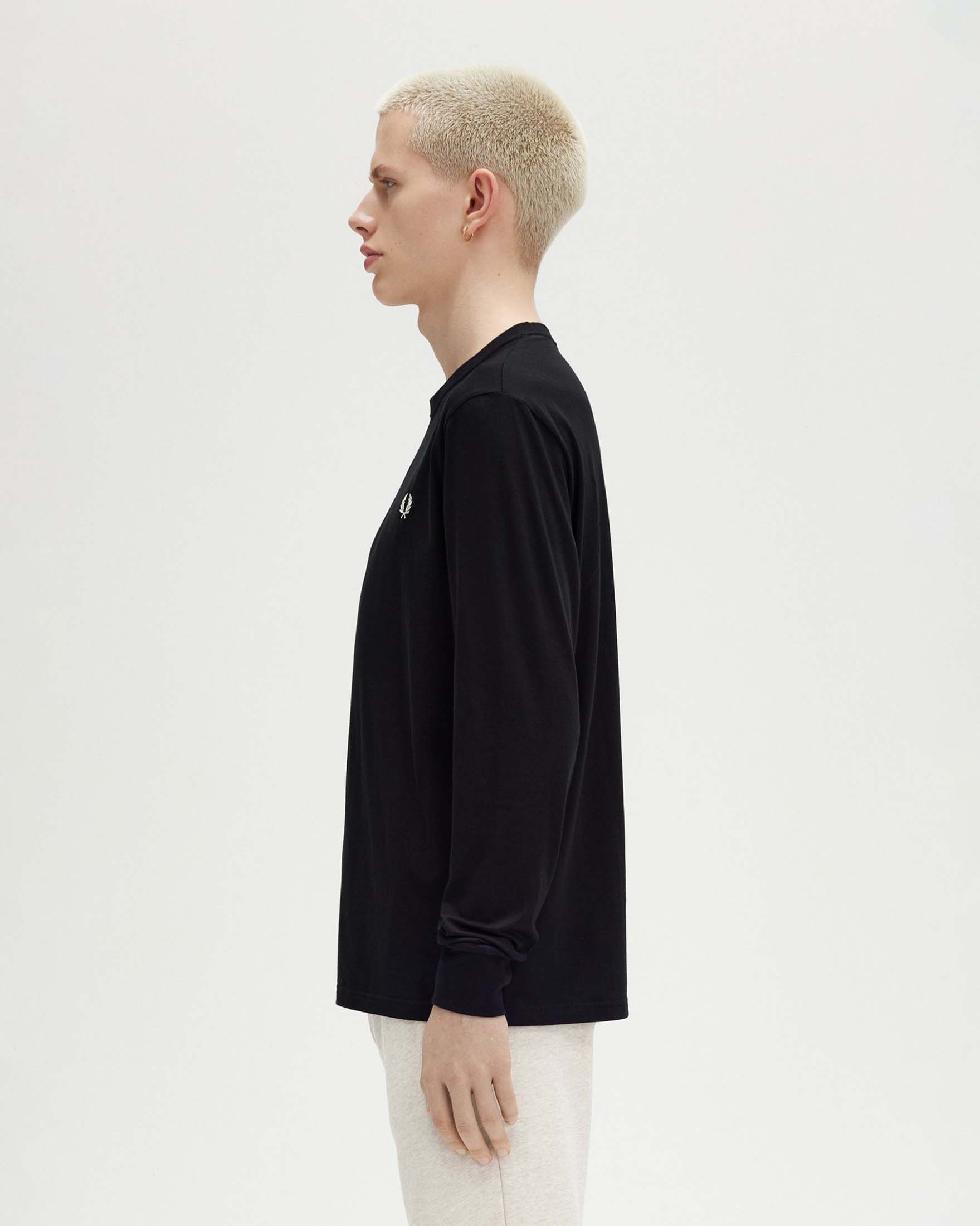 T-shirt nera manica lunga in puro cotone con logo corona d'alloro sul petto image