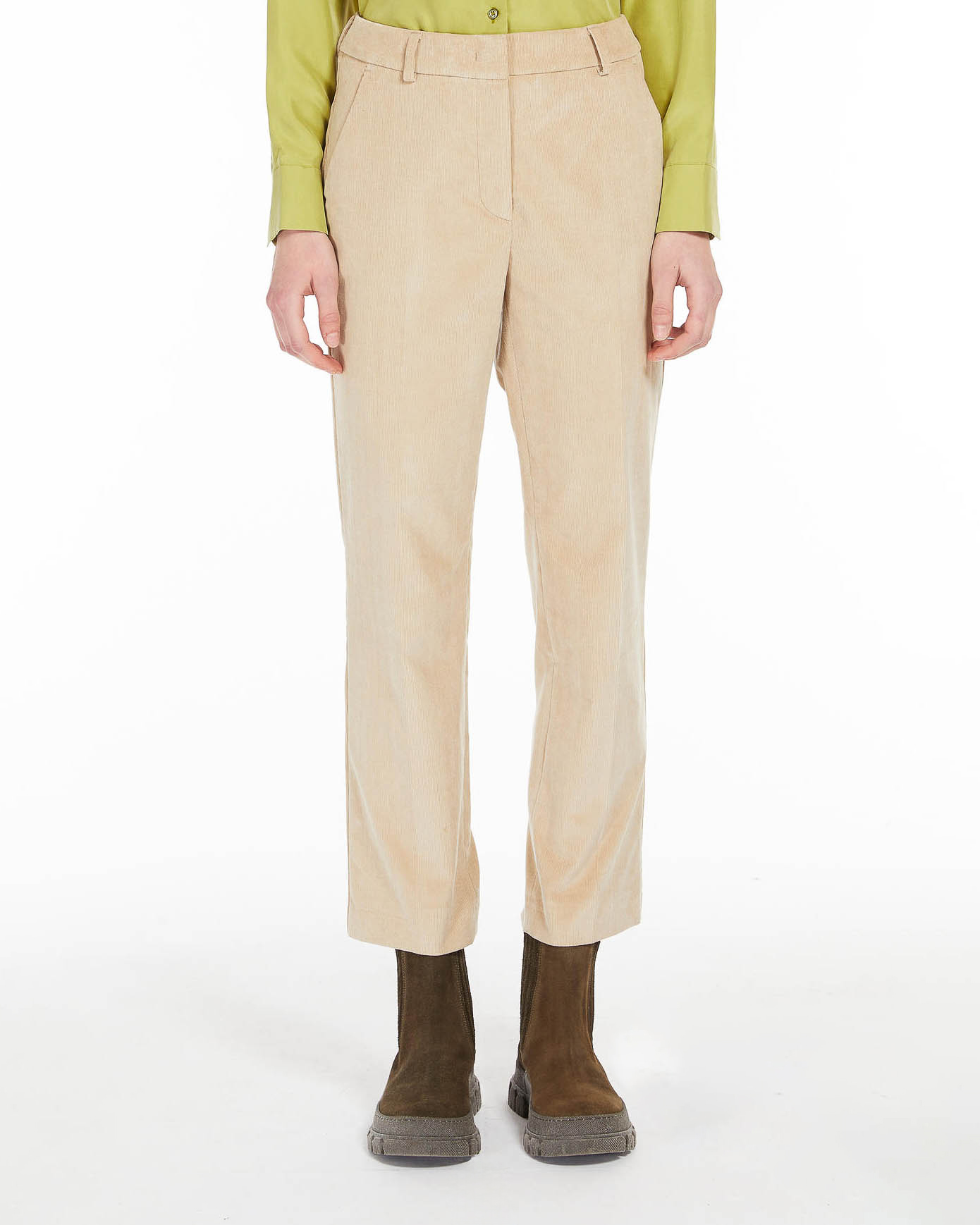 Pantaloni a trombetta color cacha in velluto millerighe di cotone stretch a vita alta con piega stirata
