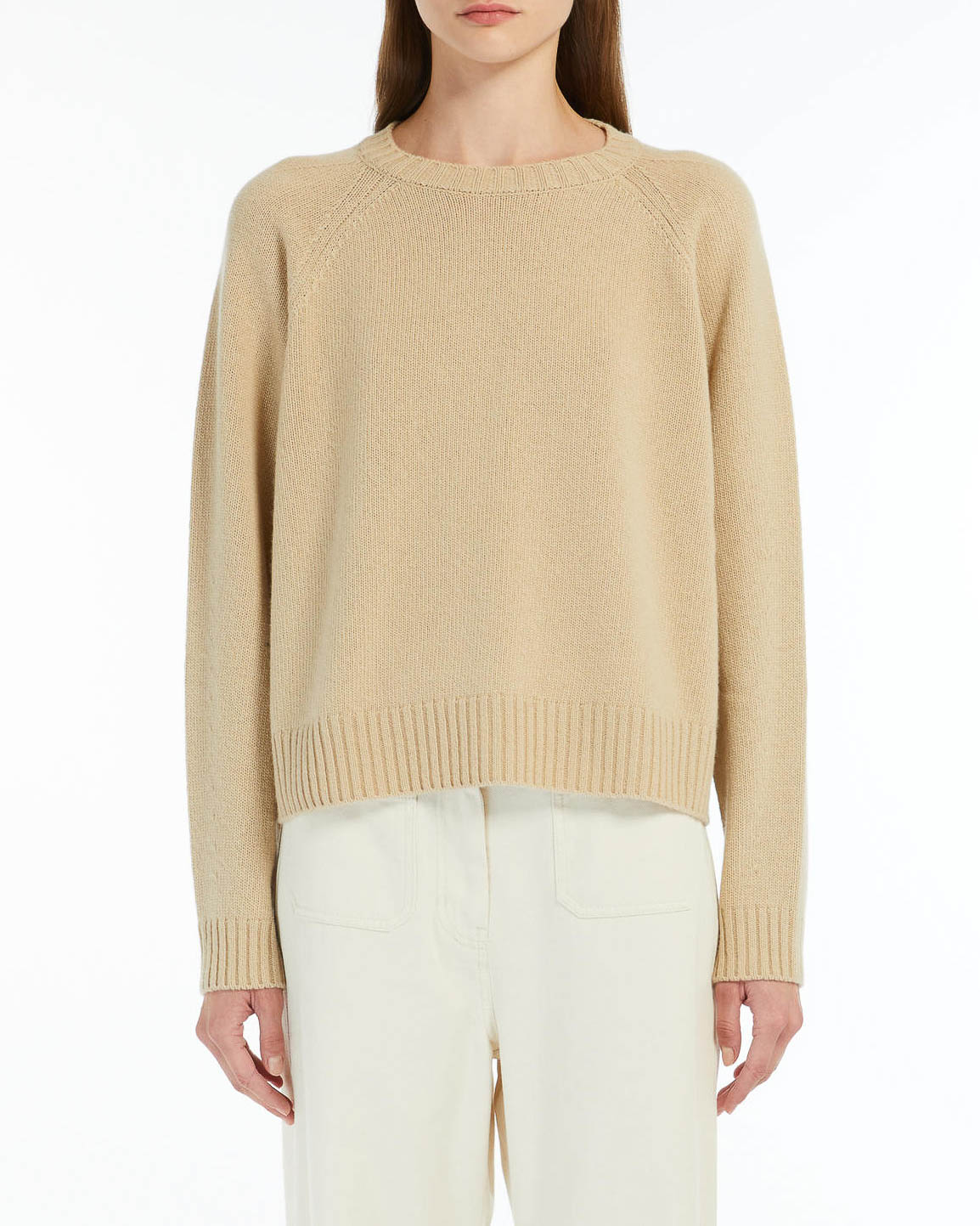 Maglia girocollo color cacha in pura lana dalla linea morbida con maniche raglan