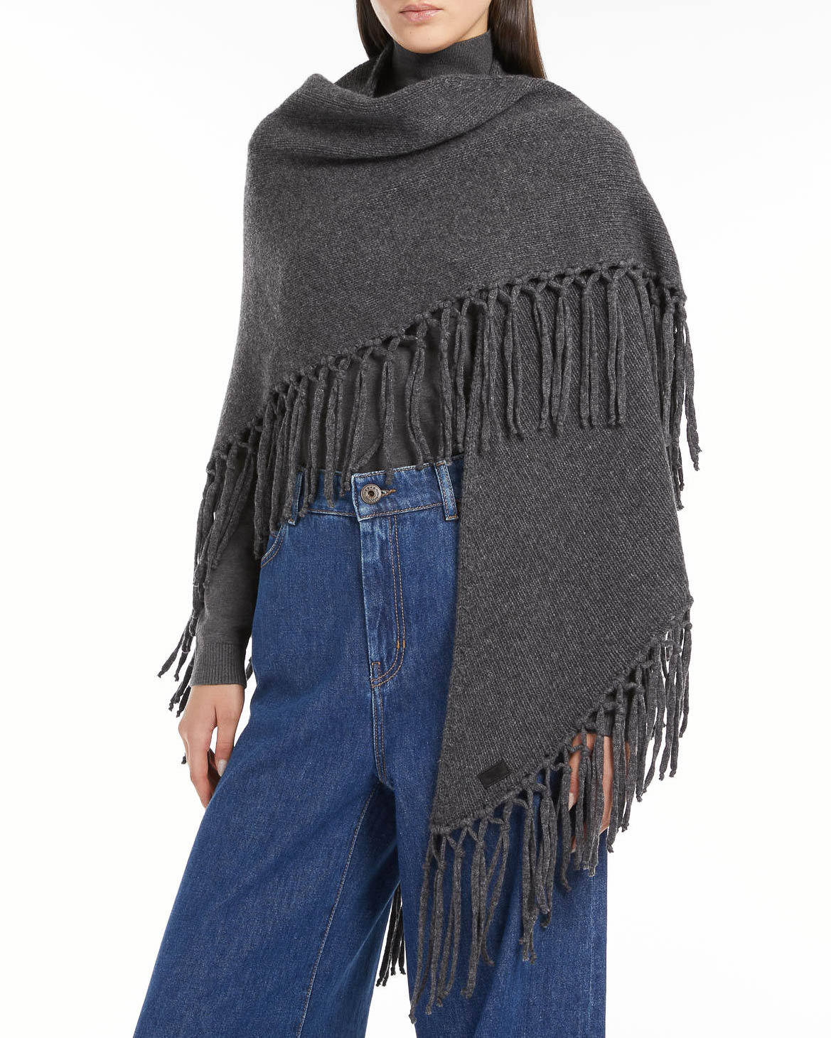 Scialle in pura lana dalla linea triangolare con frange sul fondo