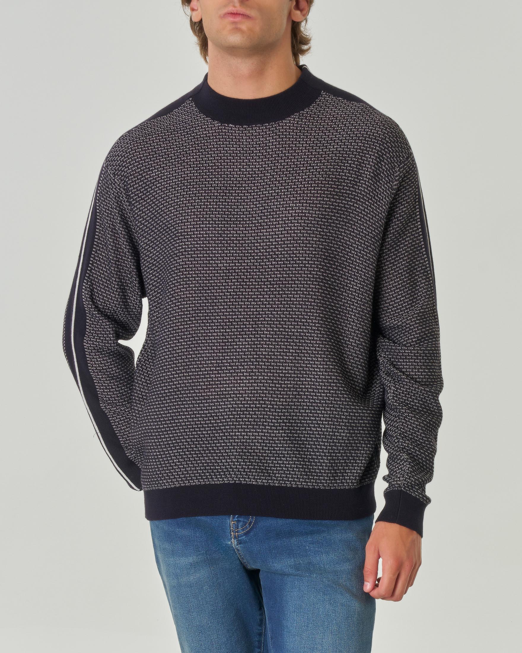 Maglia blu girocollo in misto lana con lavorazione a mattoncini e banda porta logo