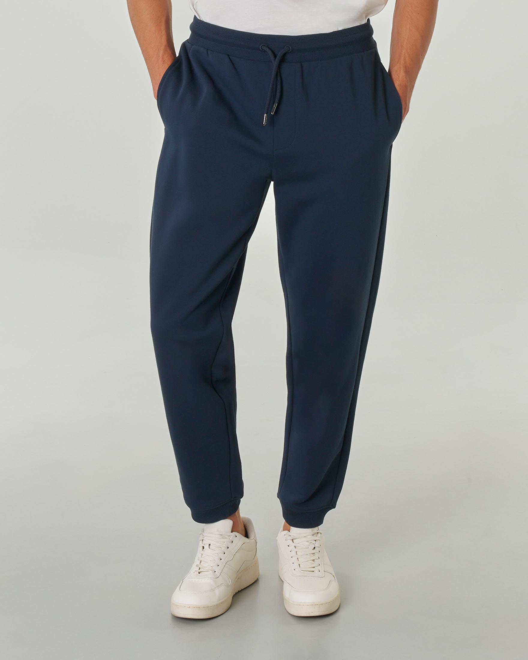 Pantalone blu in felpa di cotone con tasche a filo sul retro e logo scritta ricamato