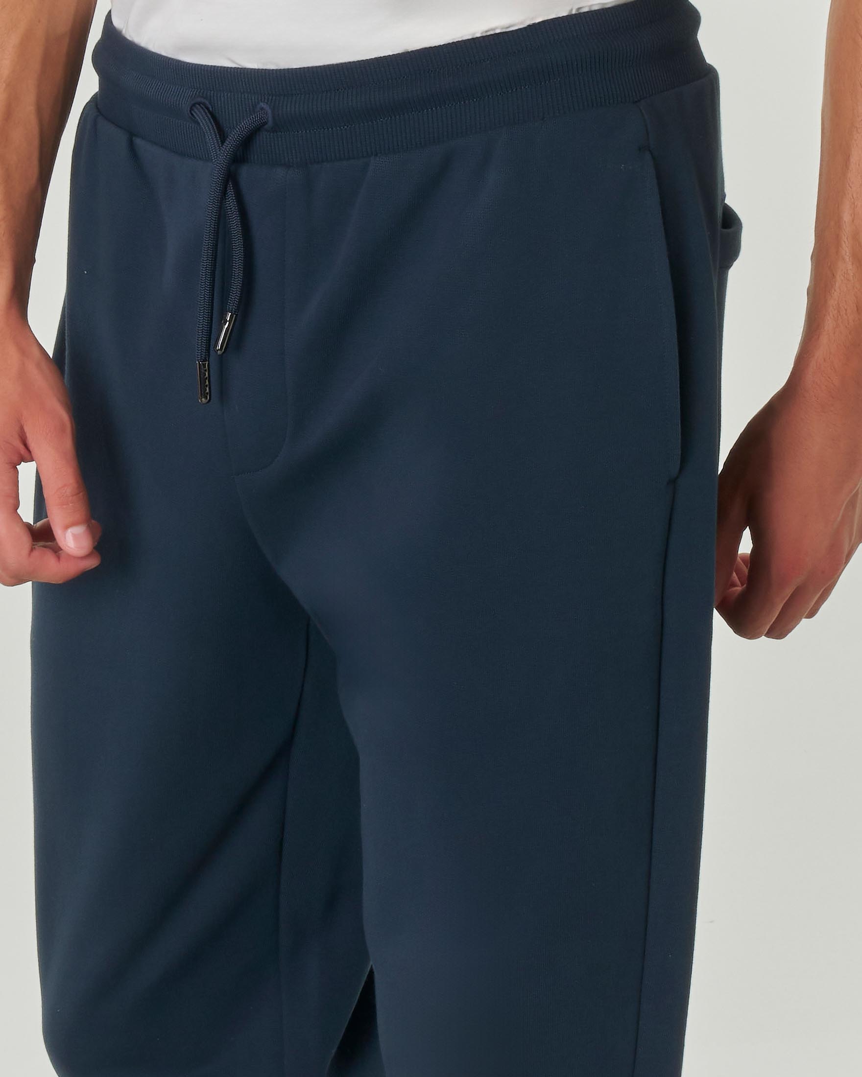 Pantalone blu in felpa di cotone con tasche a filo sul retro e logo scritta ricamato image