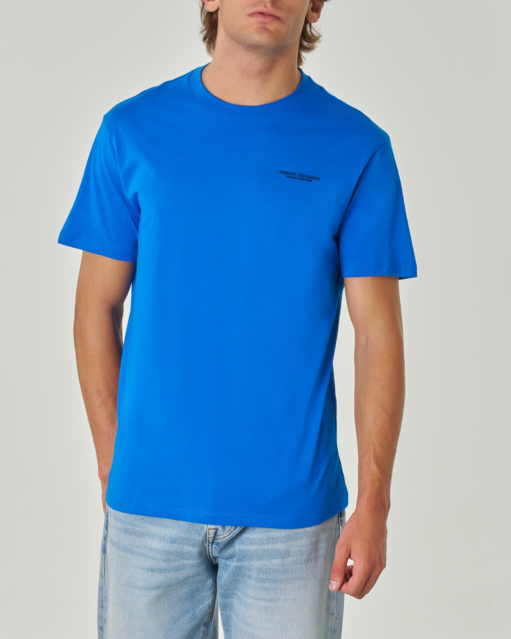 T-shirt blu royal mezza manica tinta unita con logo piccolo stampato sul petto