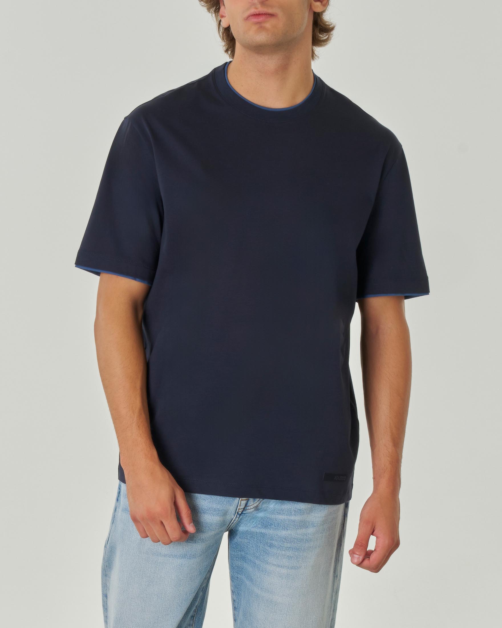 T-shirt blu mezza manica con inserto su collo e maniche in contrasto