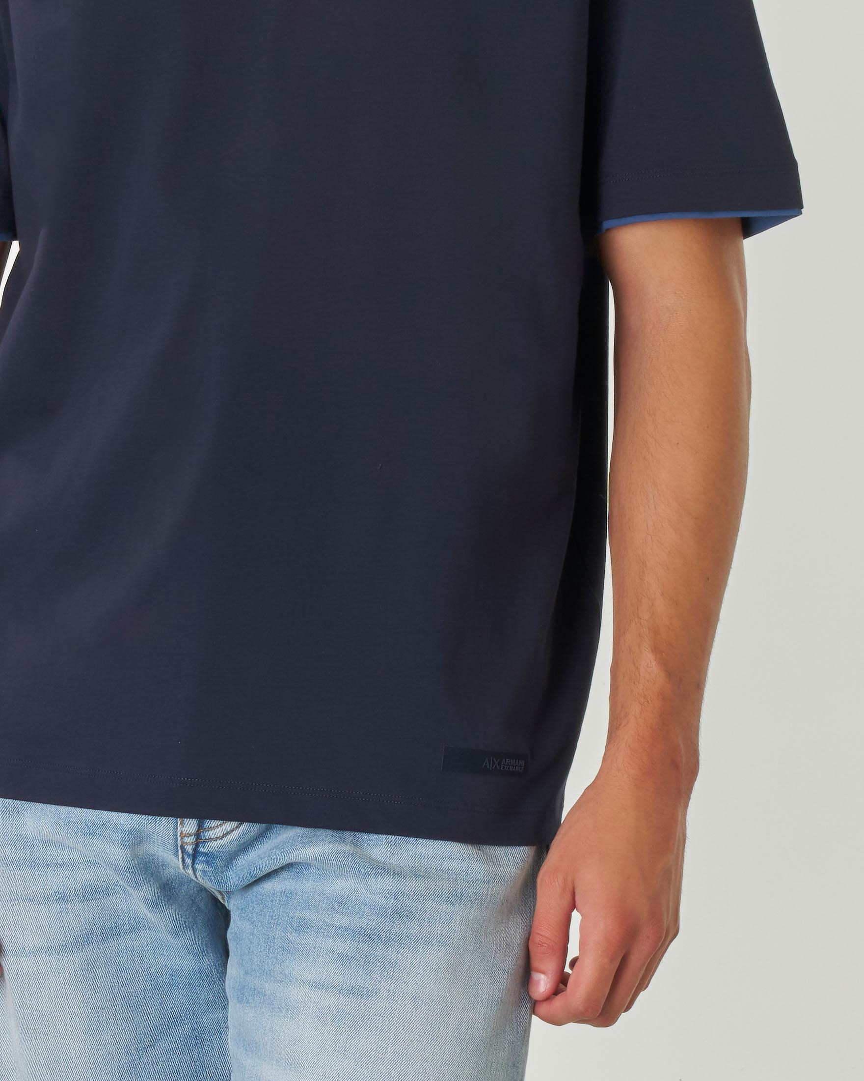 T-shirt blu mezza manica con inserto su collo e maniche in contrasto image