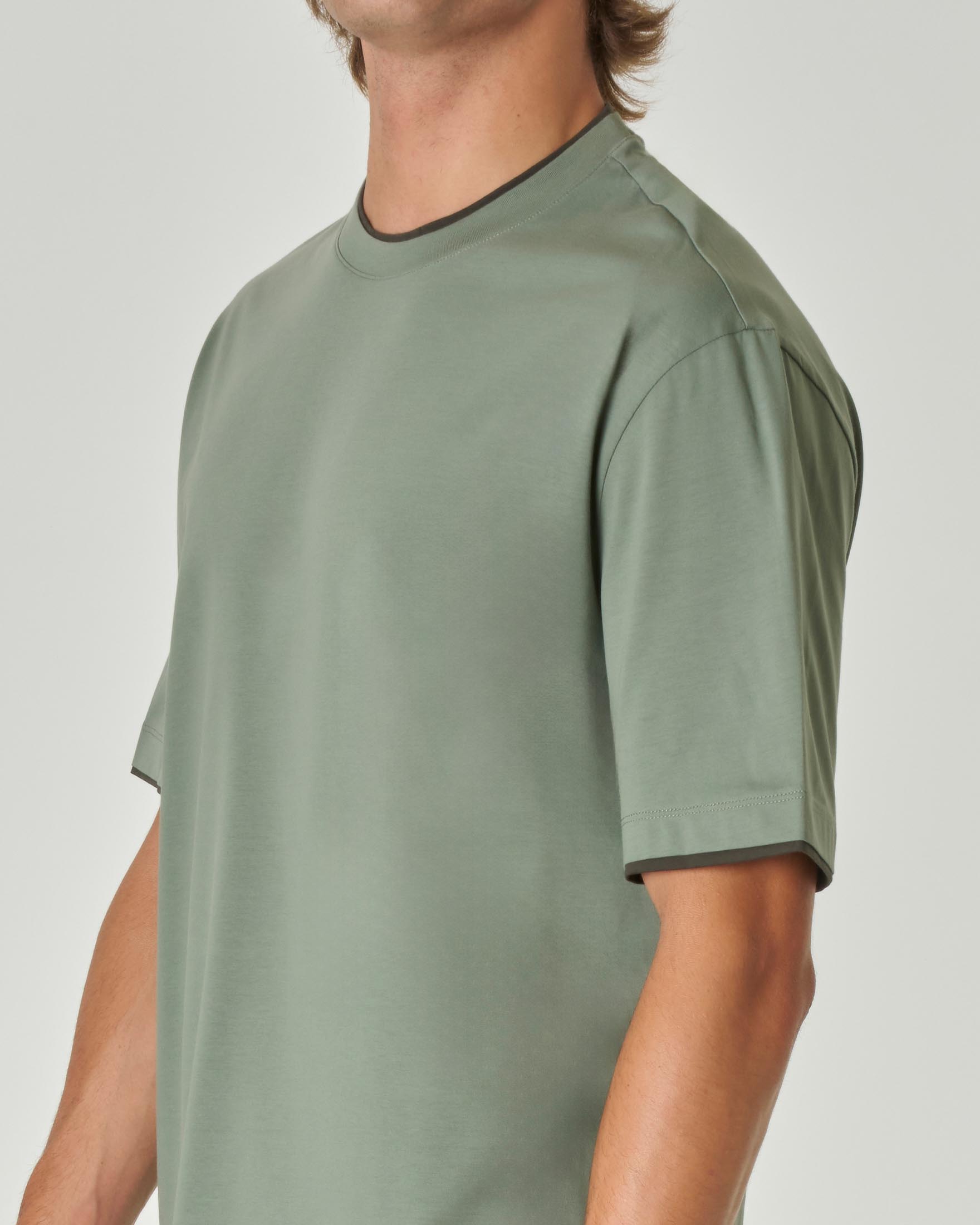 T-shirt verde militare mezza manica con inserto su collo e maniche in contrasto image
