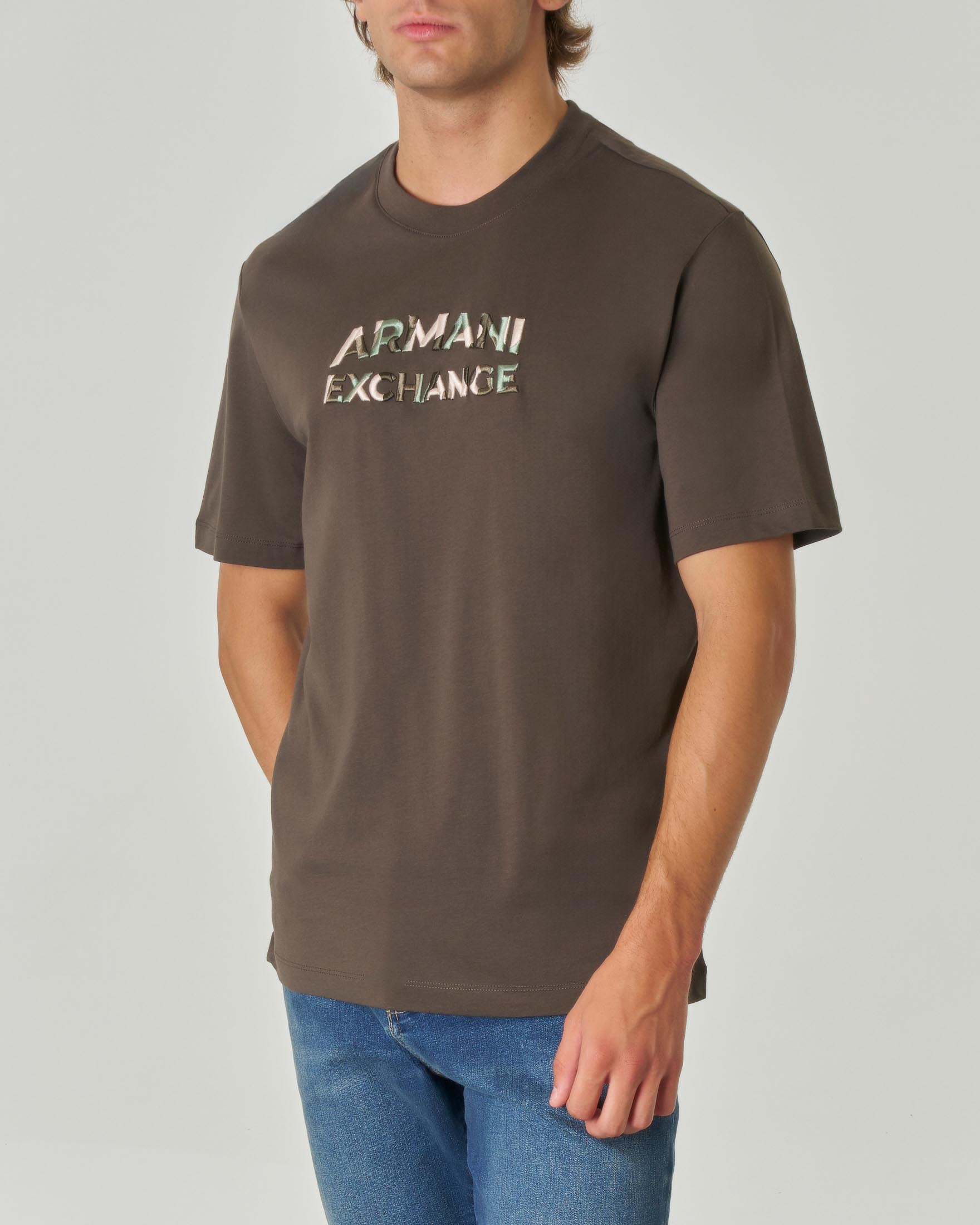 T-shirt verde militare mezza manica con logo scritta camouflage ricamata davanti