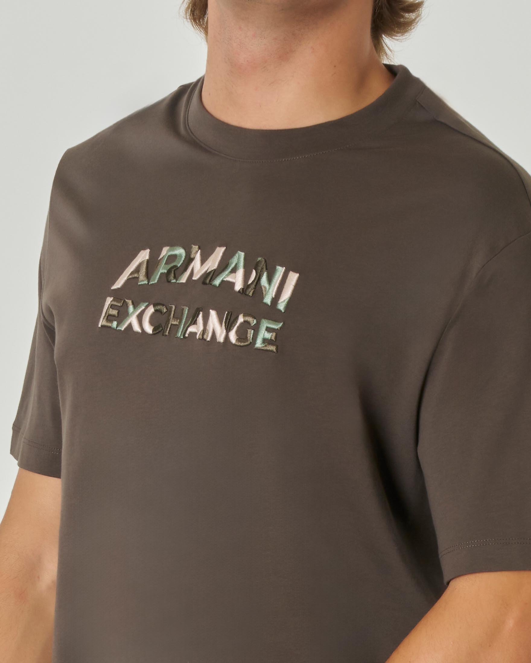 T-shirt verde militare mezza manica con logo scritta camouflage ricamata davanti image