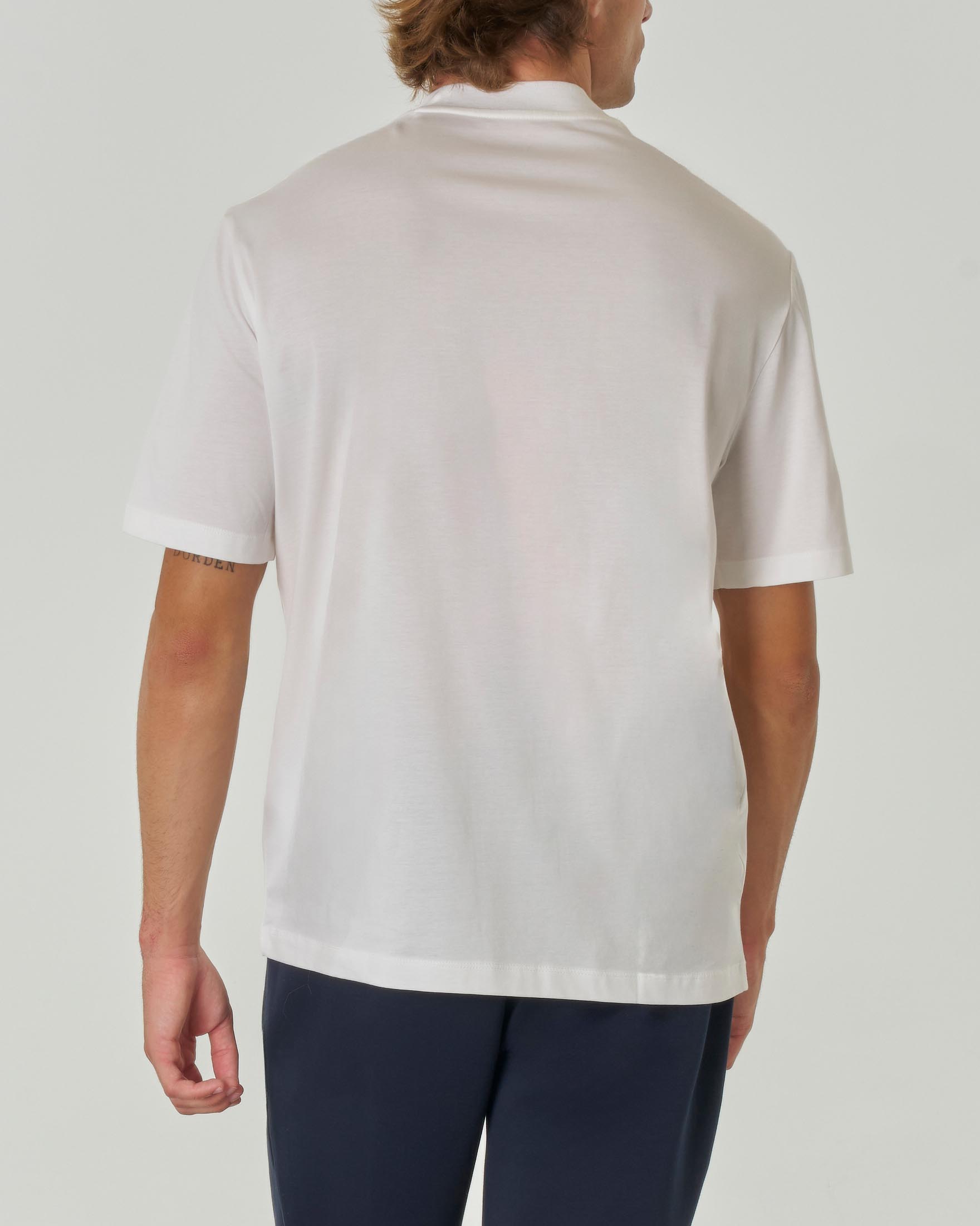 T-shirt bianca mezza manica tinta unita con logo piccolo sotto il colletto
