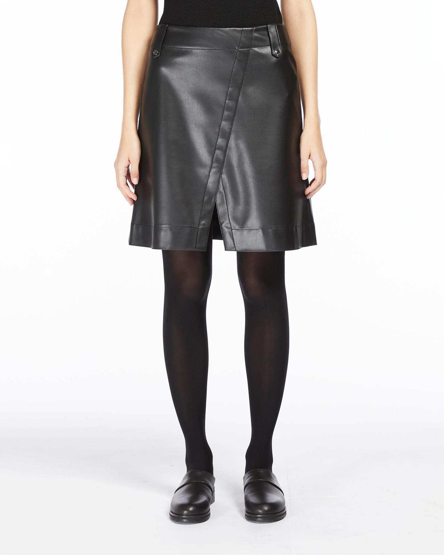 Gonna corta nera in similpelle a vita alta con spacco frontale ed impunture stile portafoglio
