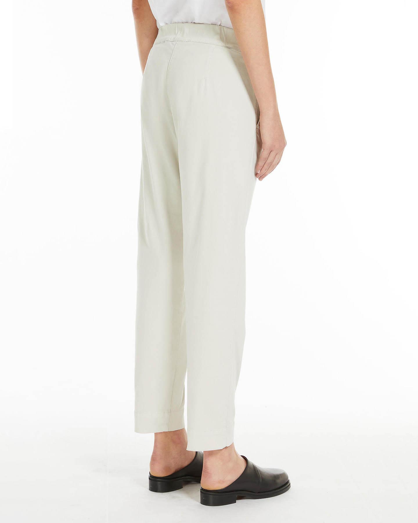 Joggers color cacha in rasatello di cotone stretch carrot fit con elastico e coulisse inseriti in vita image