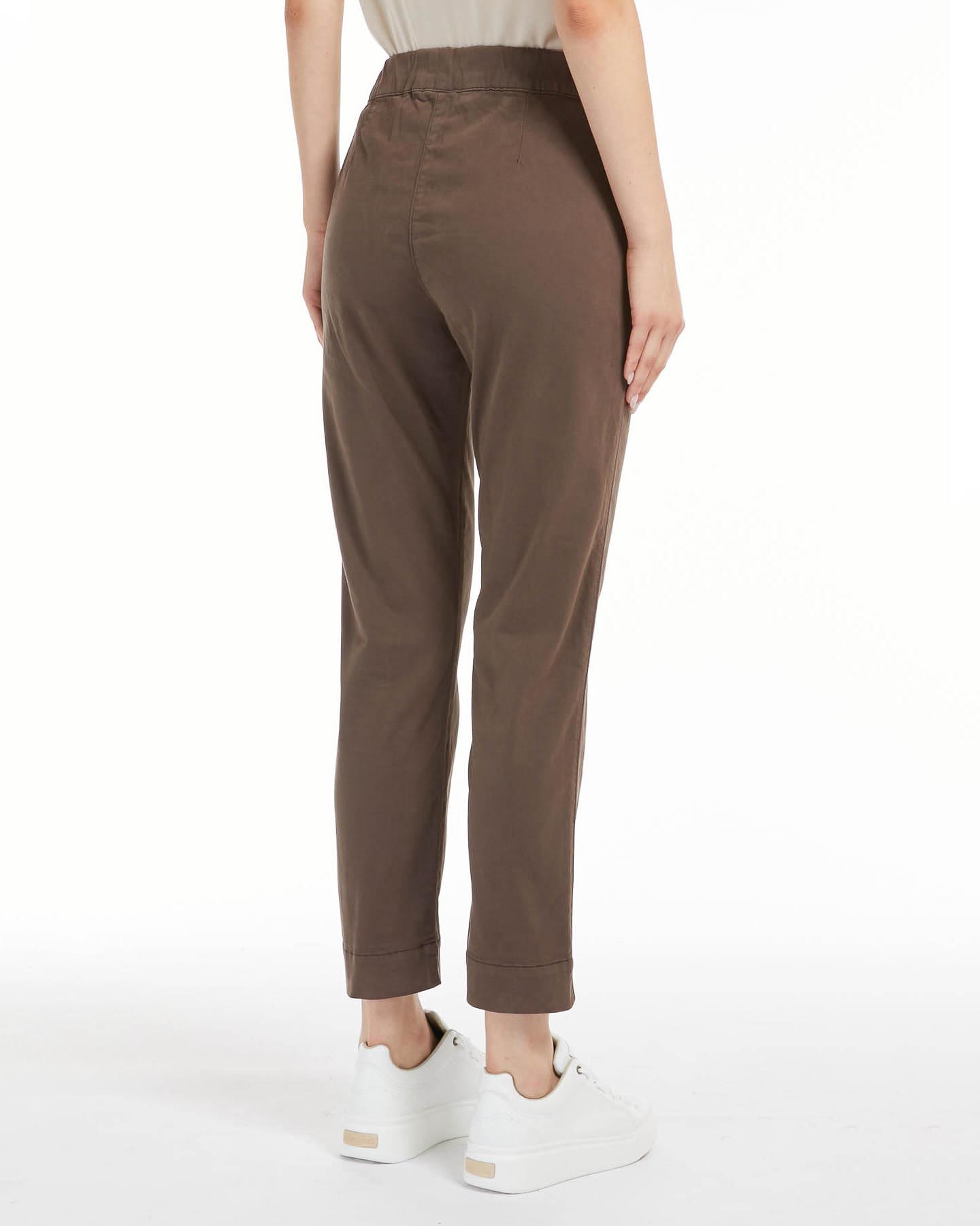 Joggers color tortora in rasatello di cotone stretch carrot fit con elastico e coulisse inseriti in