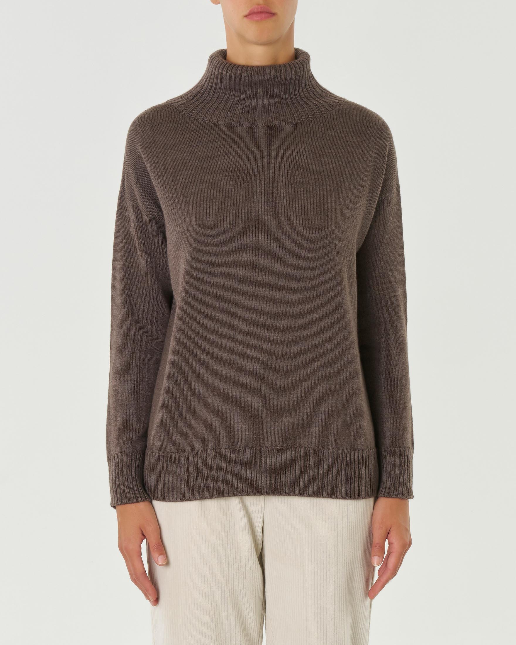 Maglia con collo a cratere color tortora in pura lana dalla linea morbida