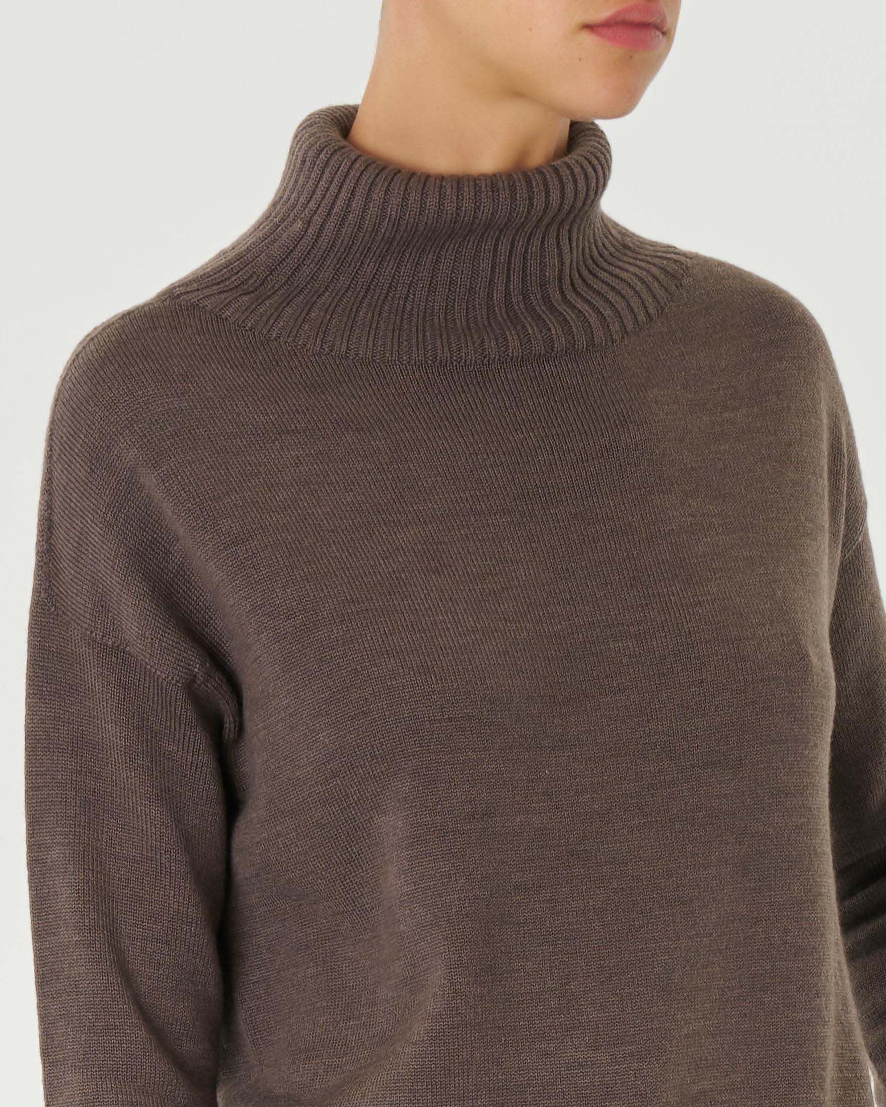 Maglia con collo a cratere color tortora in pura lana dalla linea morbida image