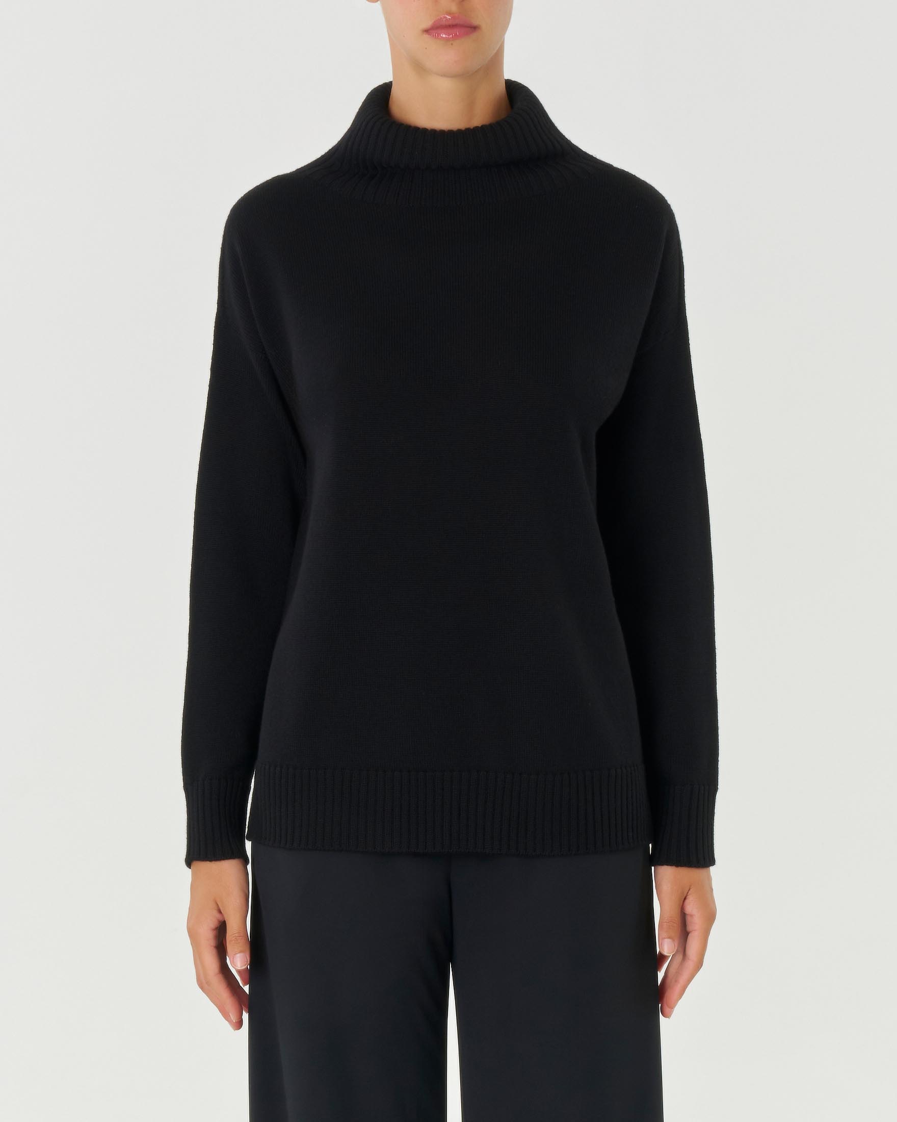 Maglia con collo a cratere nera in pura lana dalla linea morbida