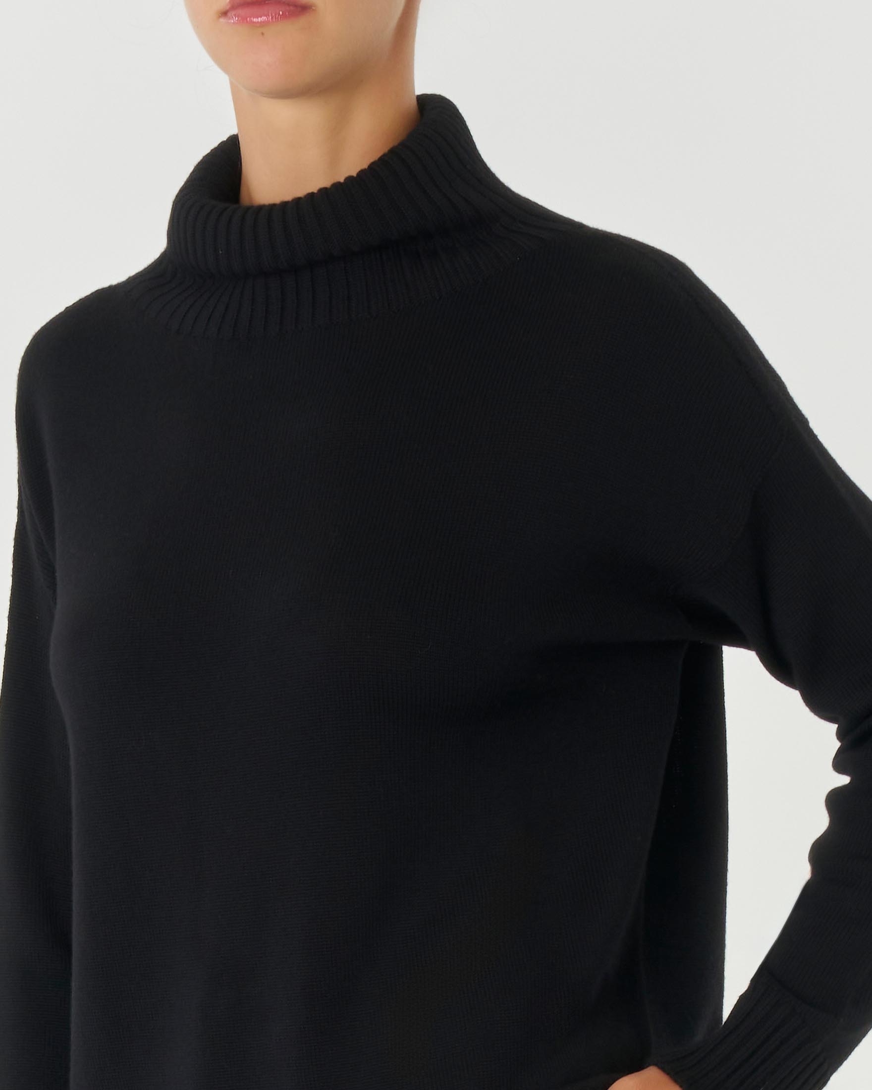 Maglia con collo a cratere nera in pura lana dalla linea morbida image