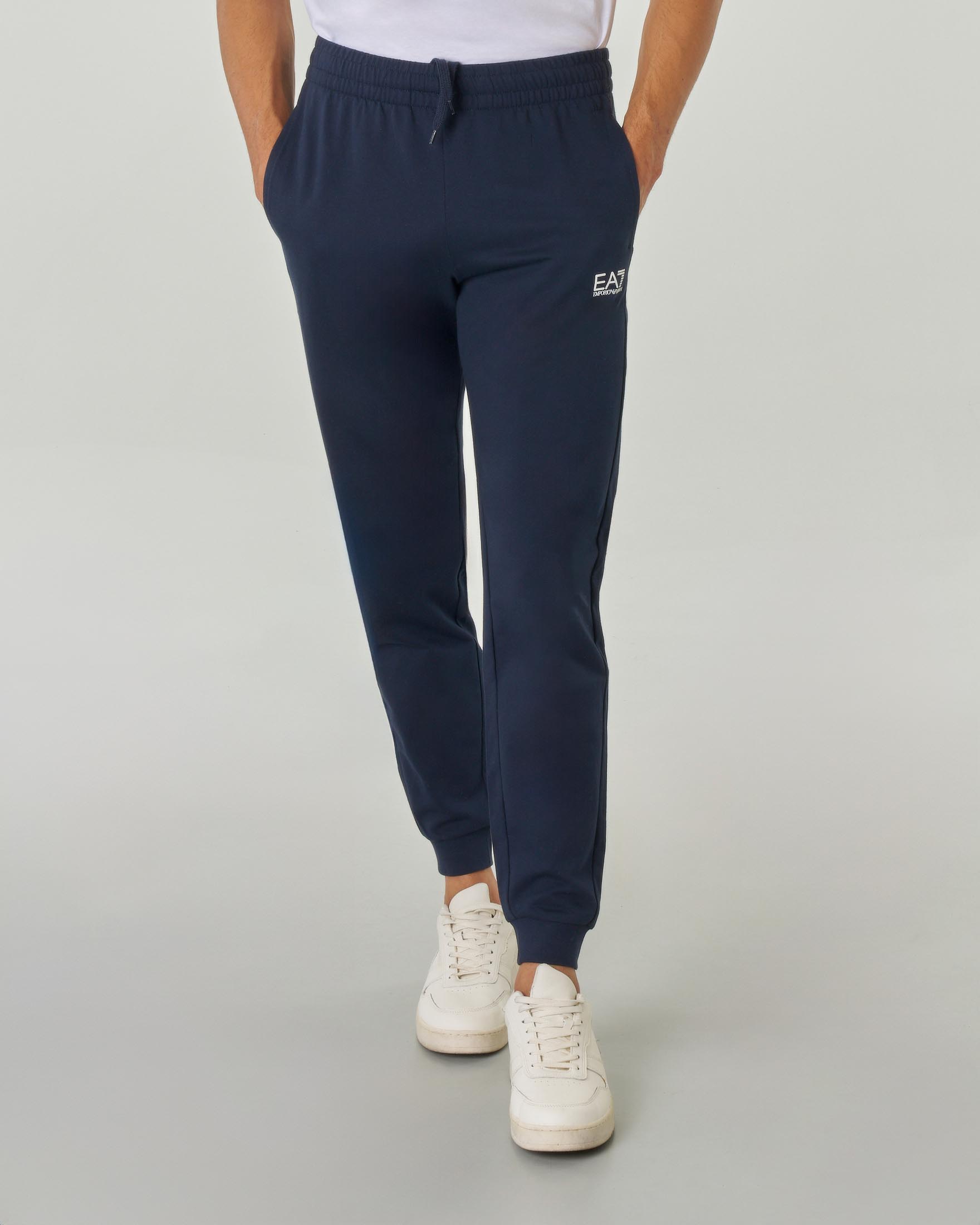 Pantaloni EA7 blu in felpa leggera con logo piccolo