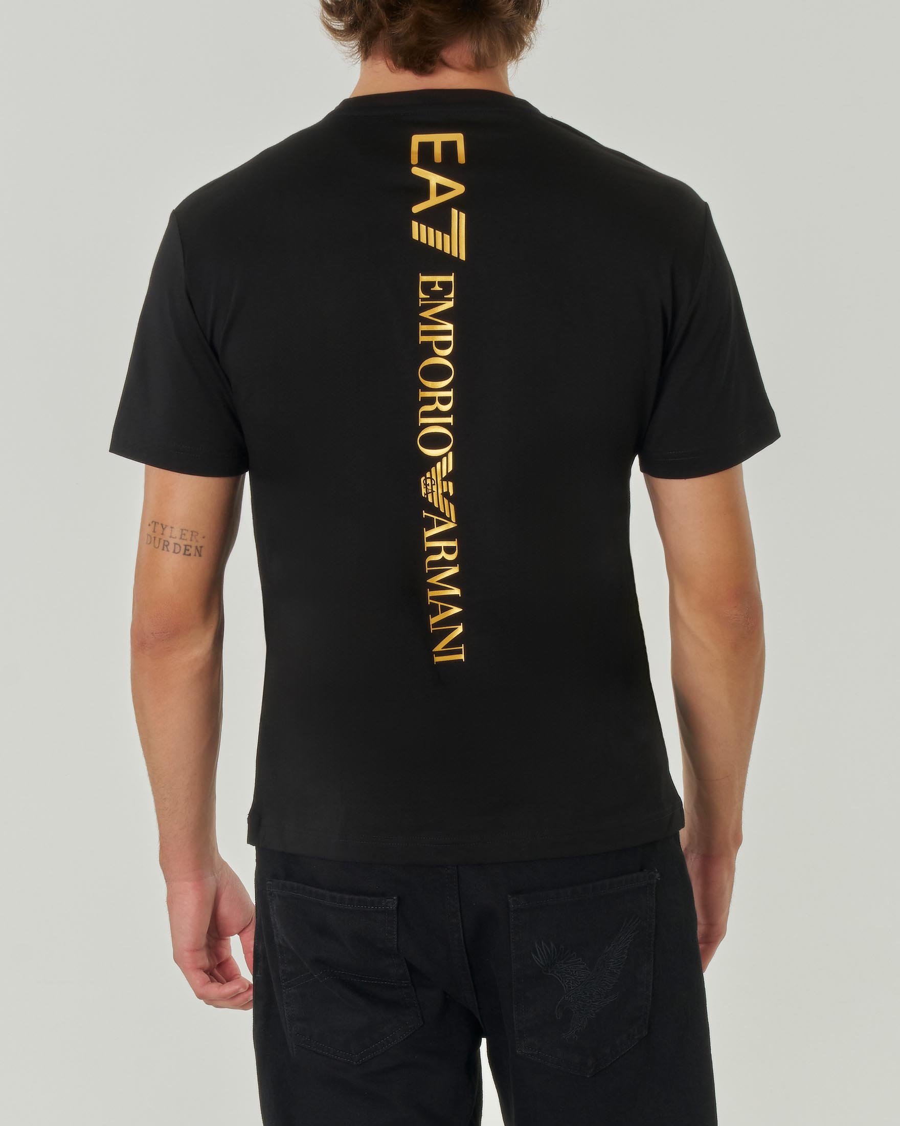 T shirt nera mezza manica con logo oro piccolo davanti e maxi logo scritta stampato in