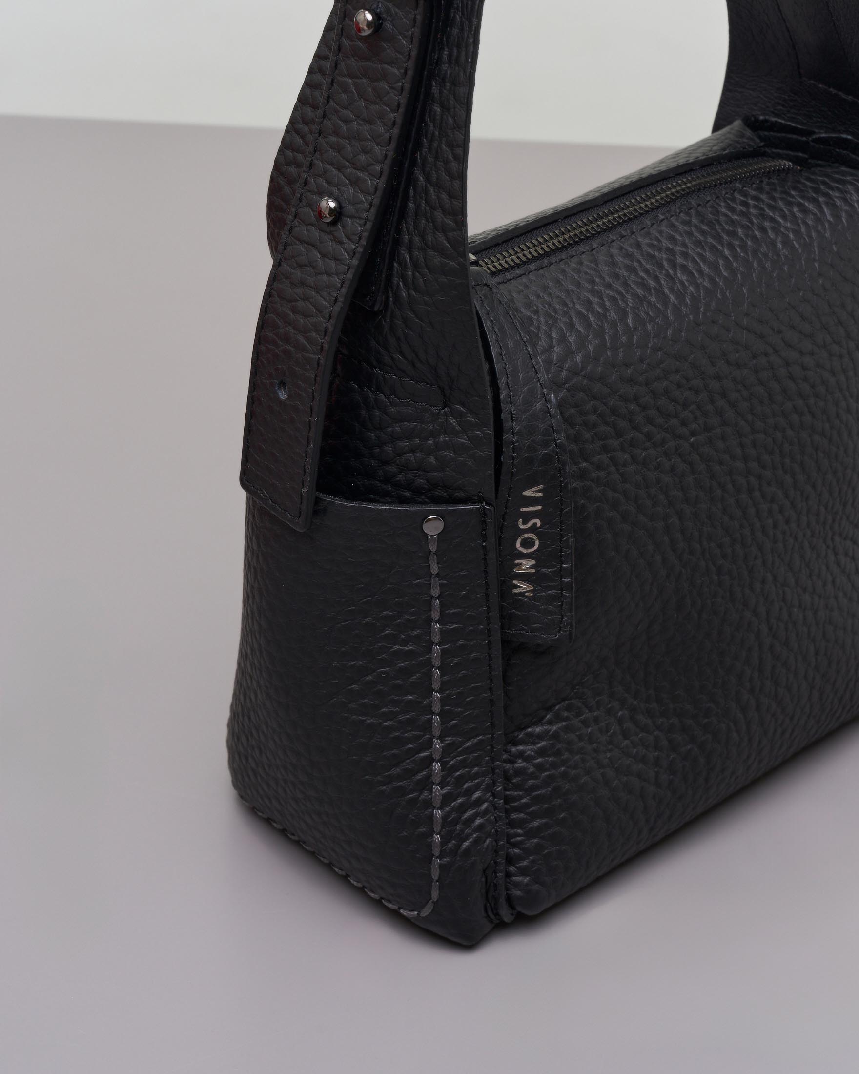 Cross bag nera in pelle martellata con tasche laterali impunturate a contrasto di colore image