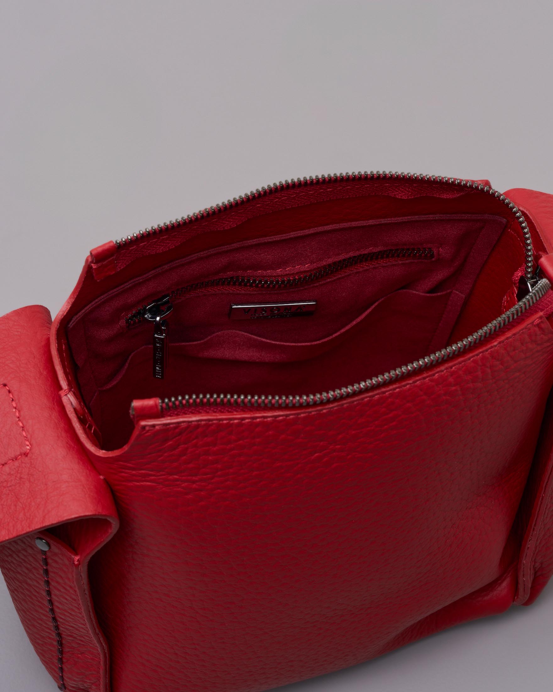 Cross bag rossa in pelle martellata con tasche laterali impunturate a contrasto di colore image