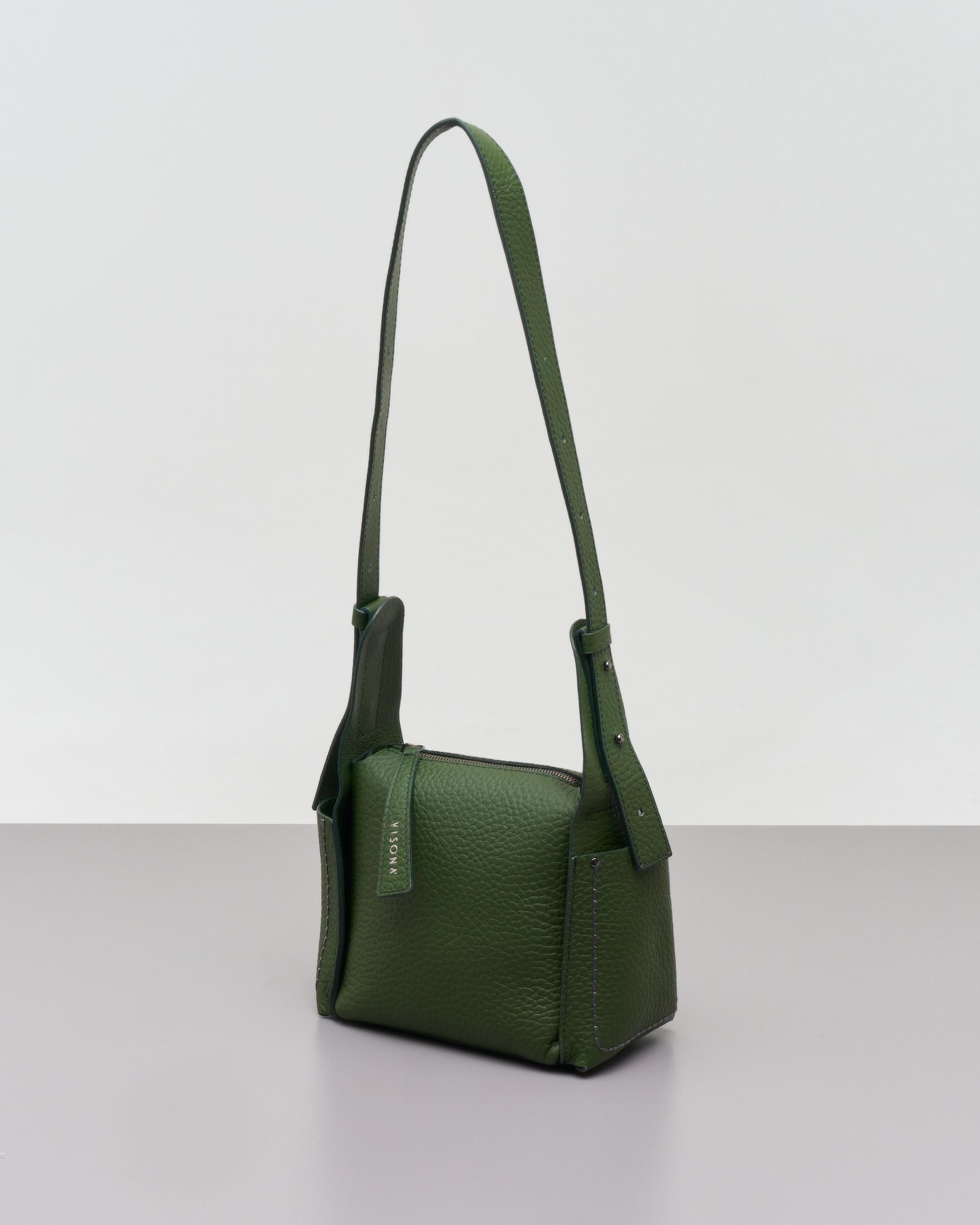 Cross bag verde in pelle martellata con tasche laterali impunturate a contrasto di colore