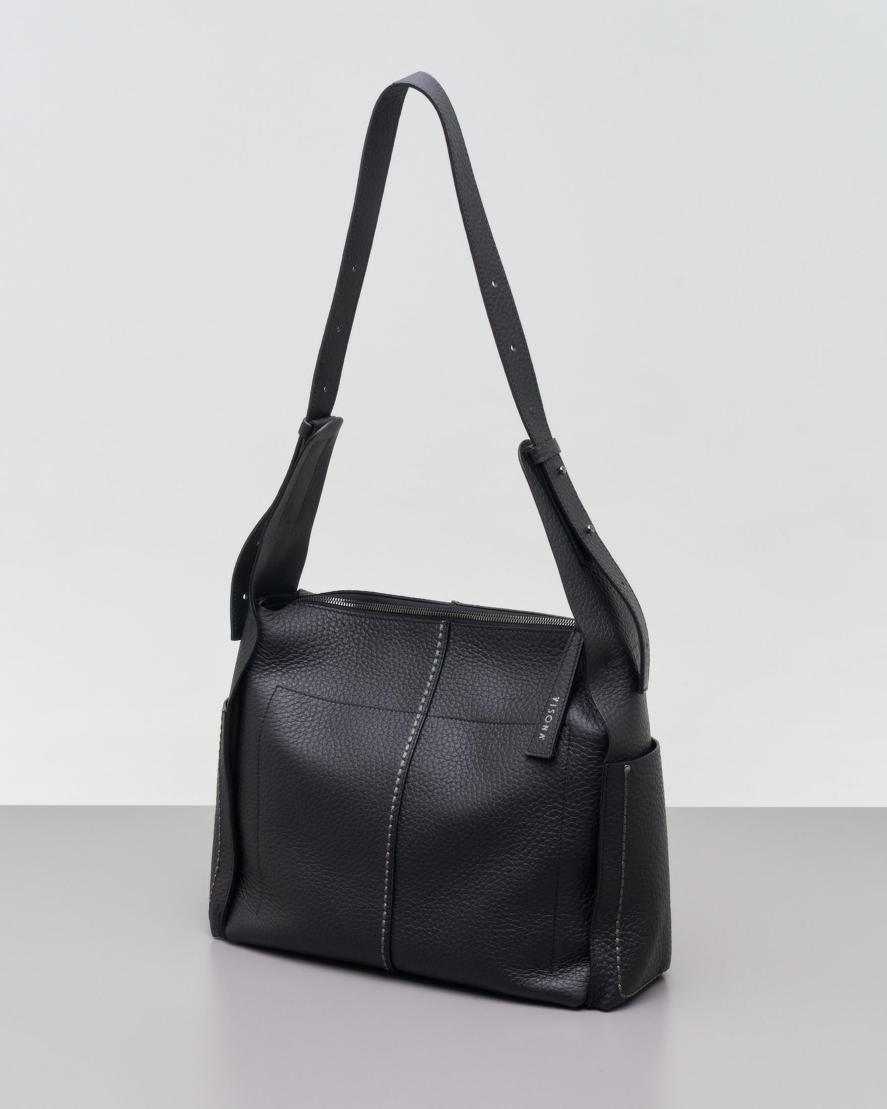 Hobo bag nera in pelle martellata con impunture a contrasto e tasche ai lati