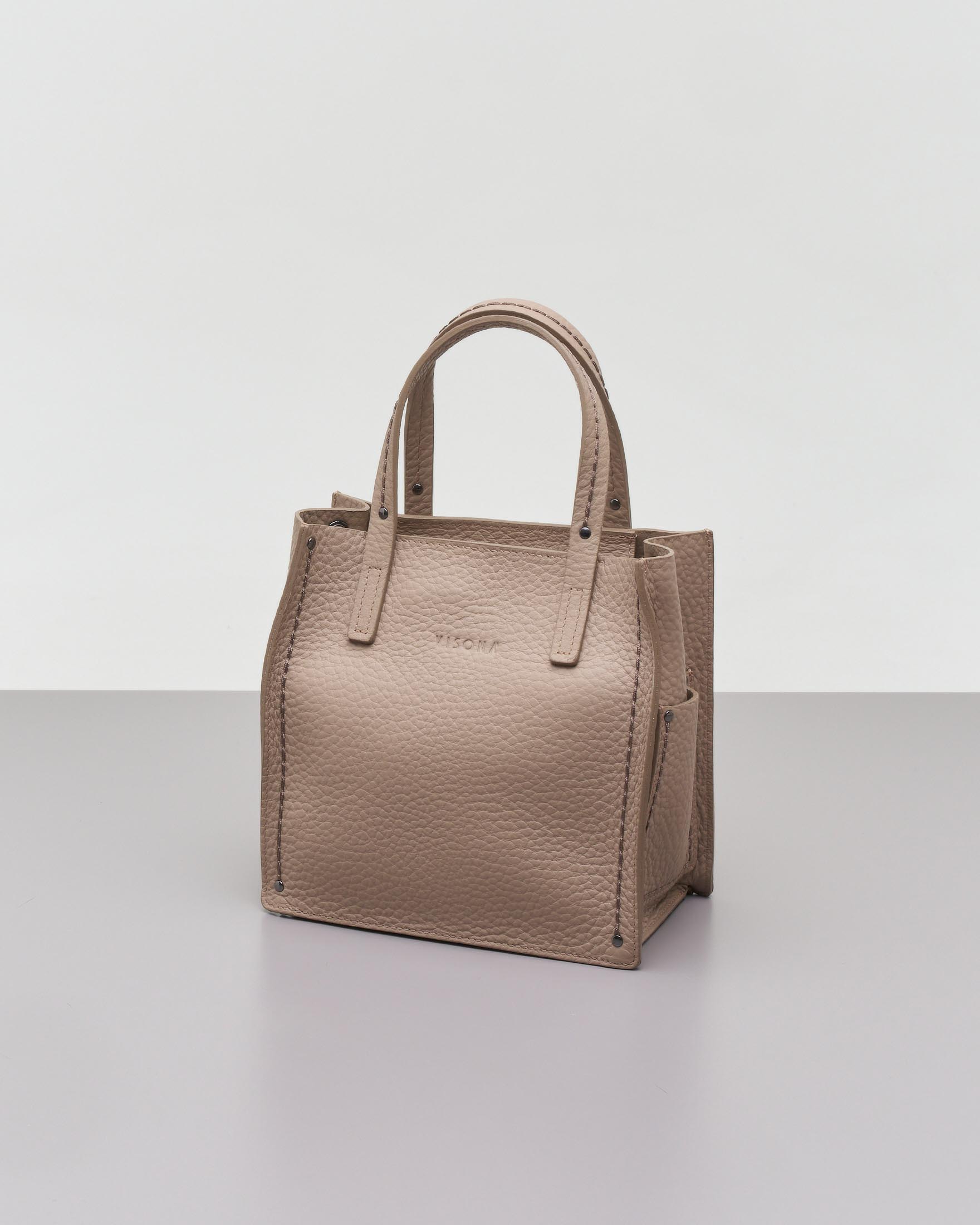Tote bag piccola color taupe in pelle martellata con impunture a rilievo e tasche laterali