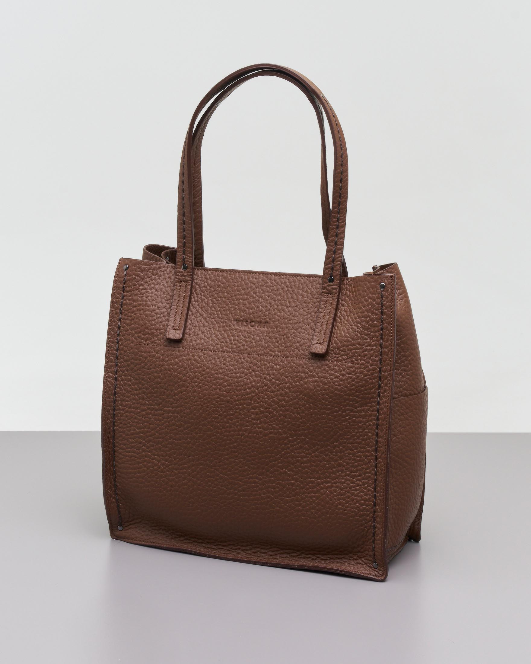 Shopping bag marrone in pelle martellata con impunture a rilievo e tasche laterali