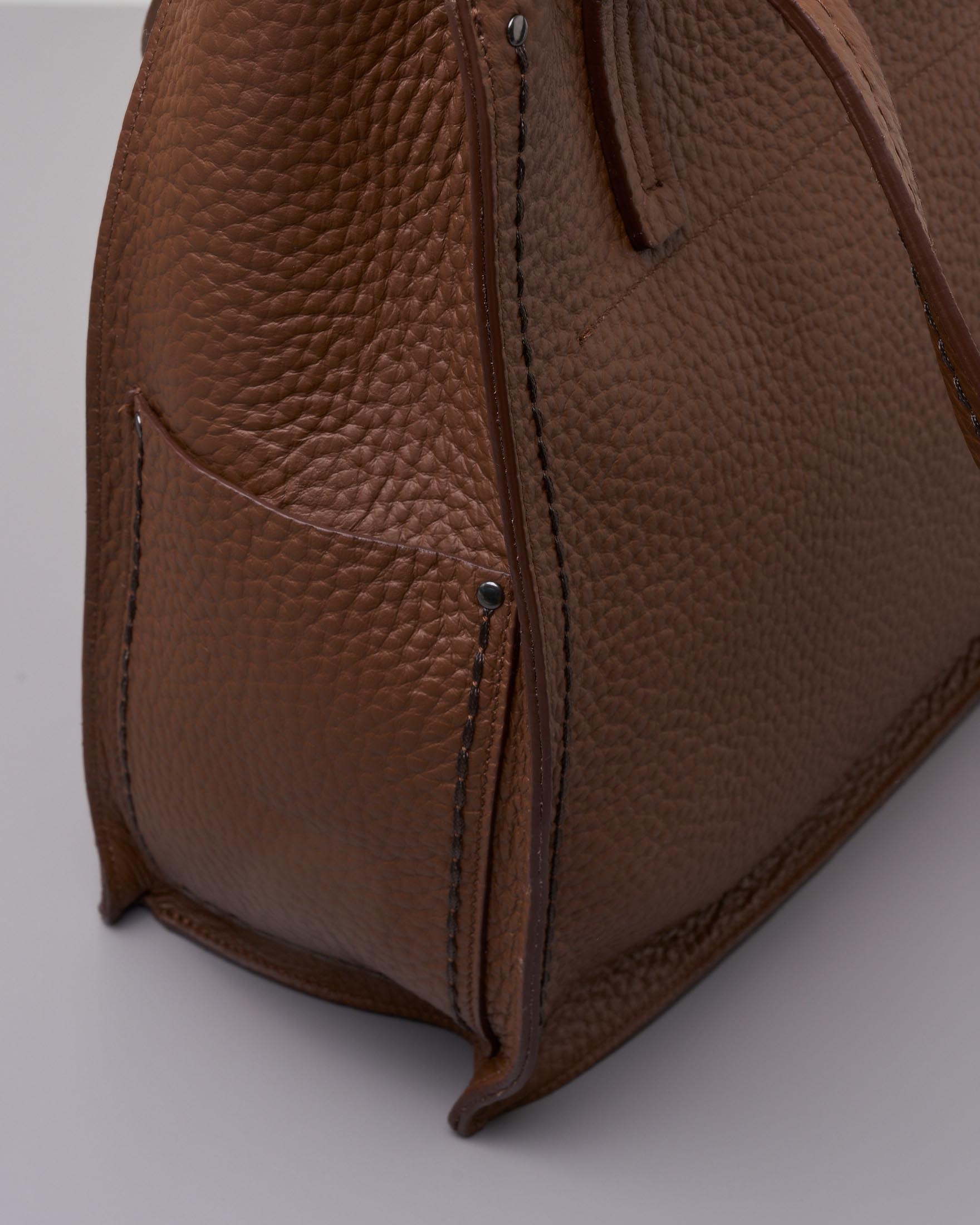 Shopping bag marrone in pelle martellata con impunture a rilievo e tasche laterali image