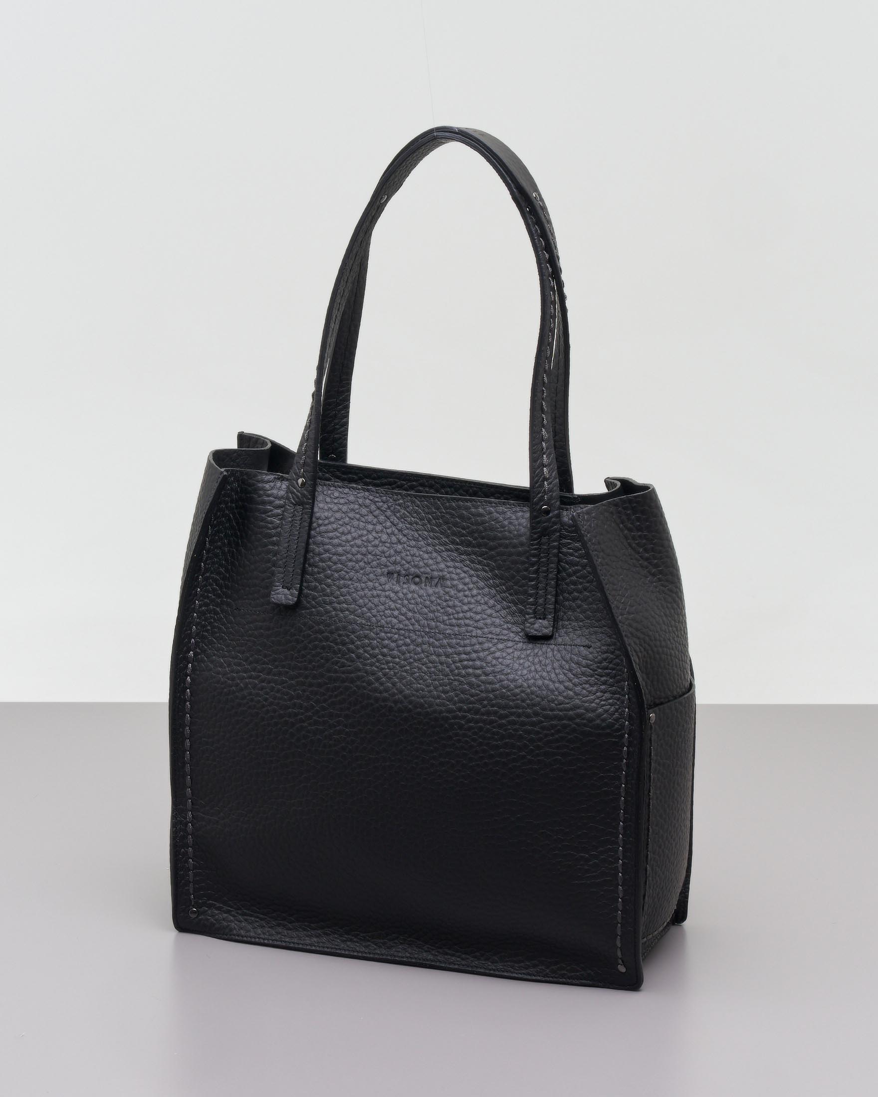 Shopping bag nera in pelle martellata con impunture a rilievo e tasche laterali