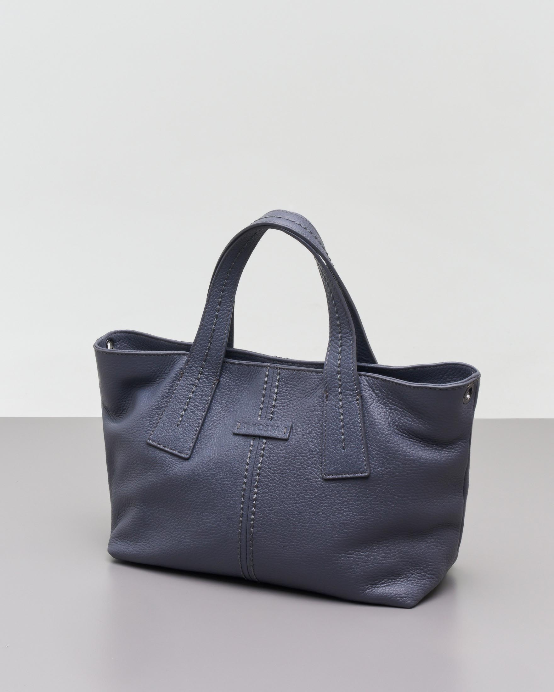 Shopping bag color avio in pelle martellata con impunture a vista tono su tono