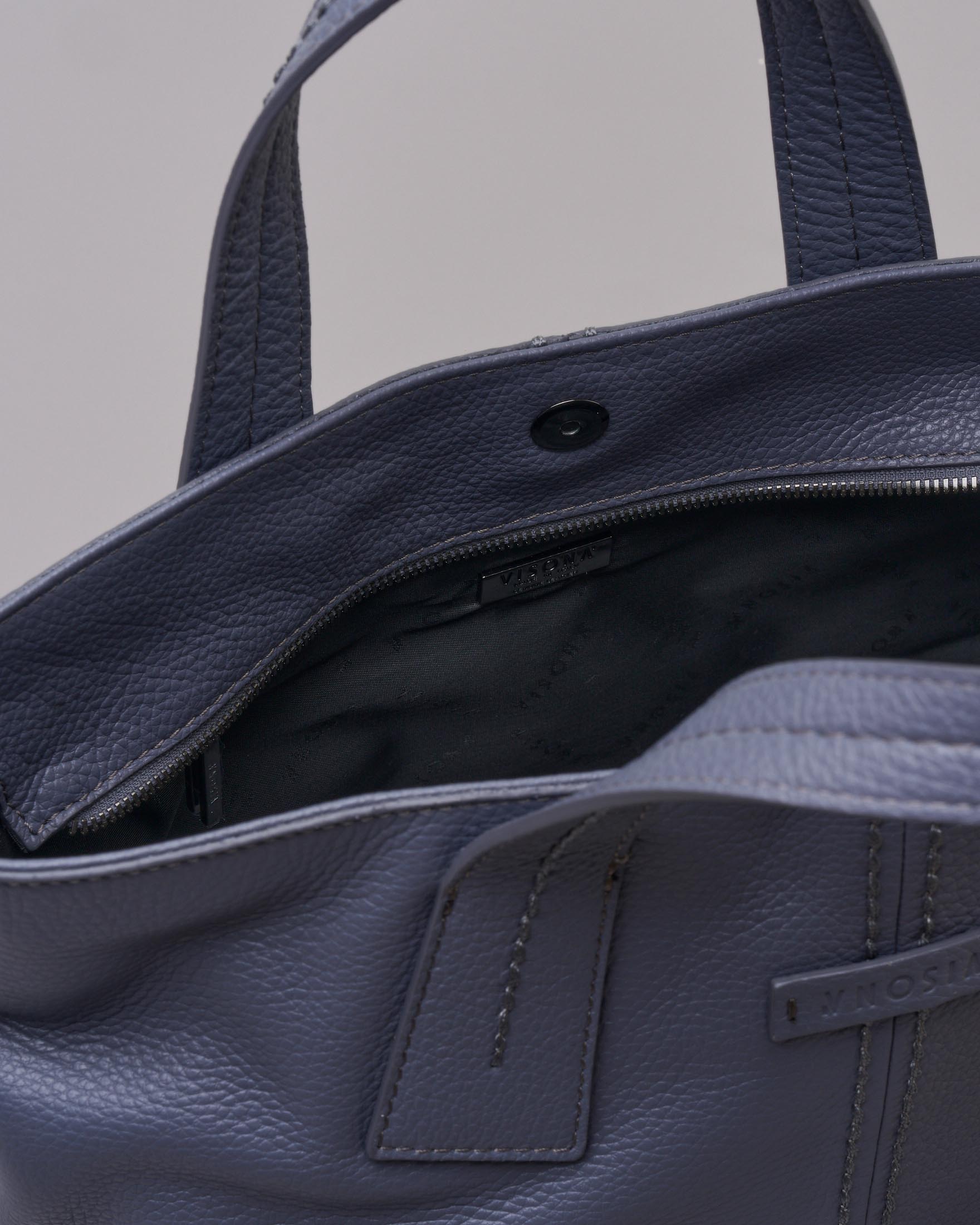 Shopping bag color avio in pelle martellata con impunture a vista tono su tono image