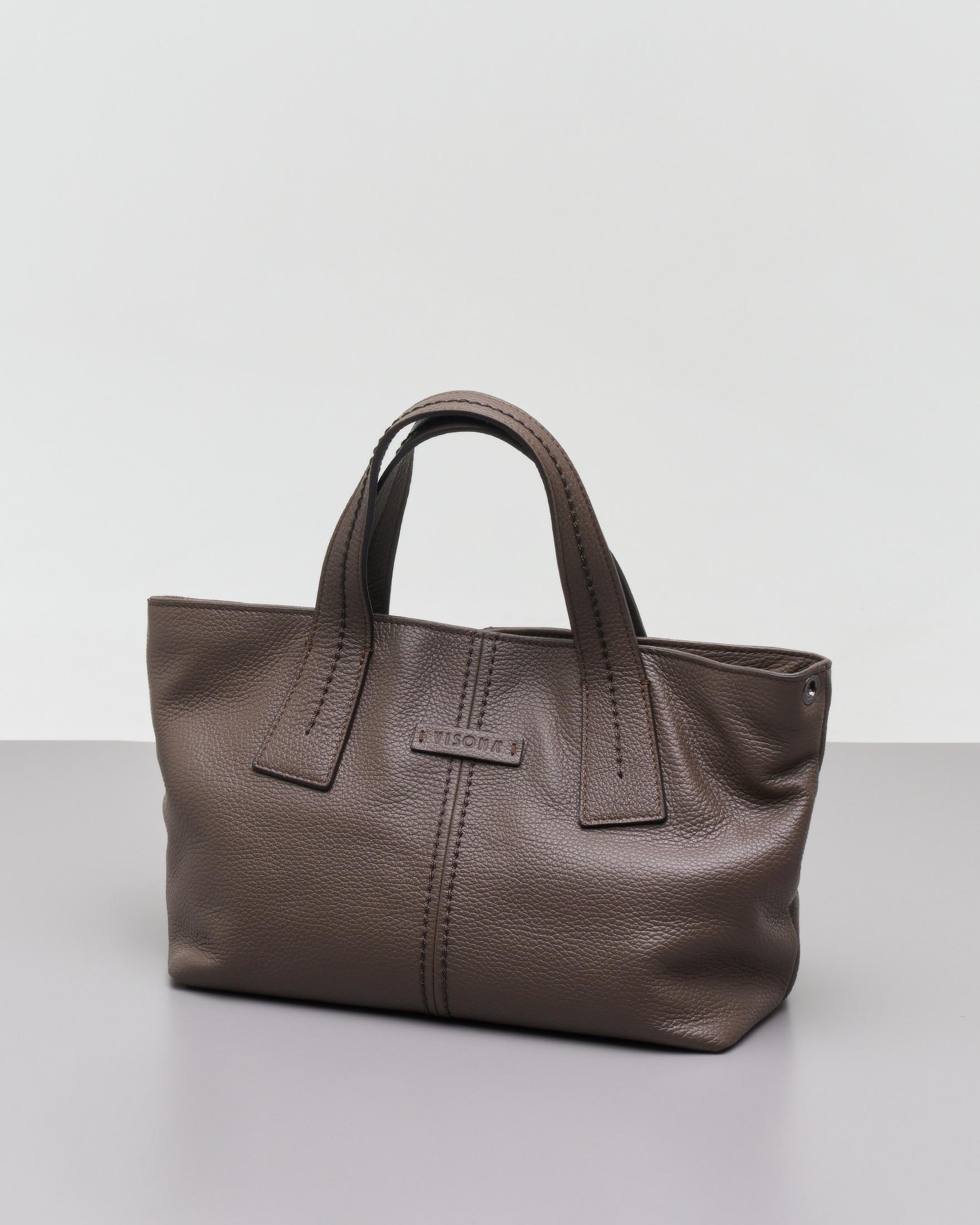 Shopping bag color fango in pelle martellata con impunture a vista tono su tono