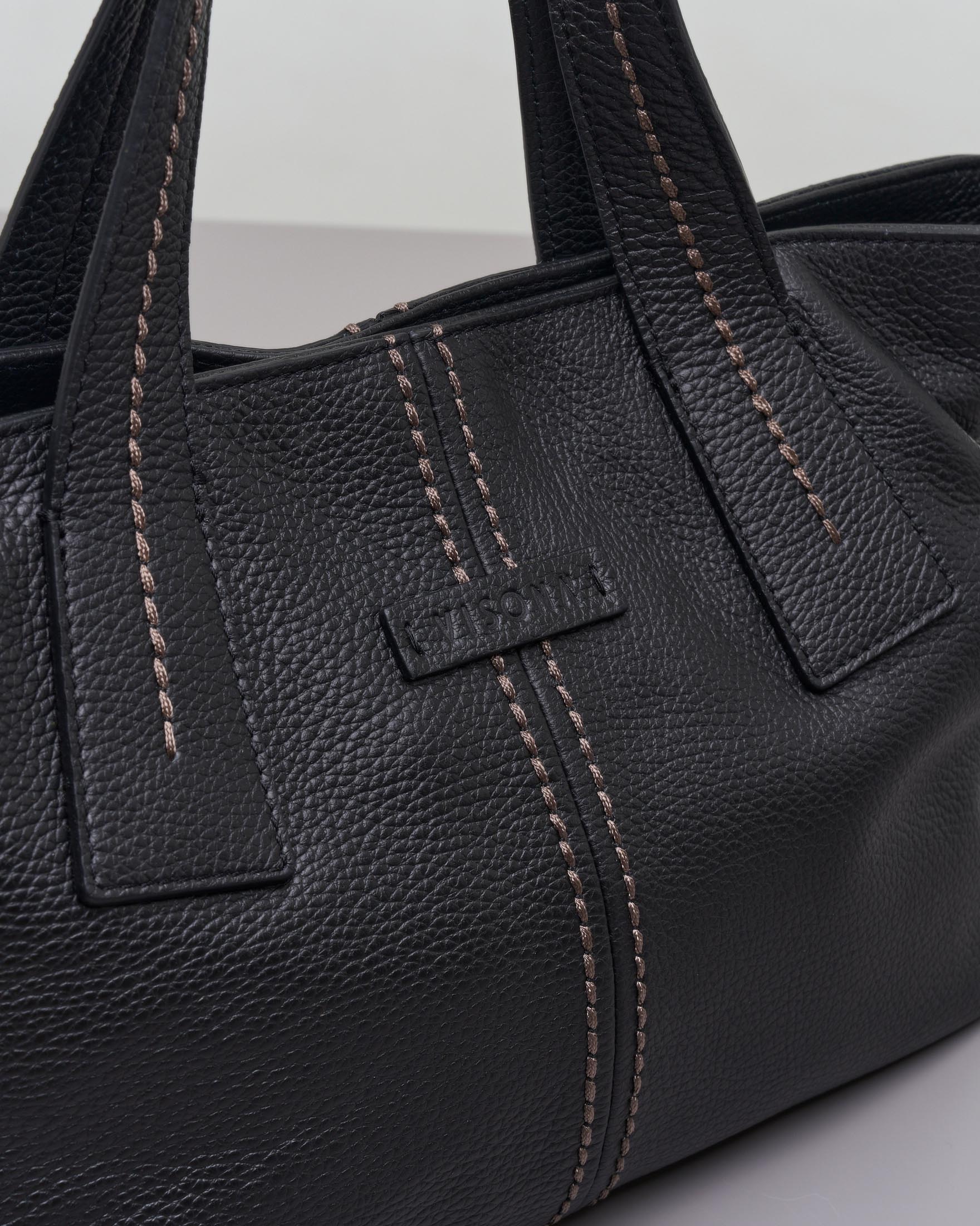 Shopping bag nera in pelle martellata con impunture a vista tono su tono image