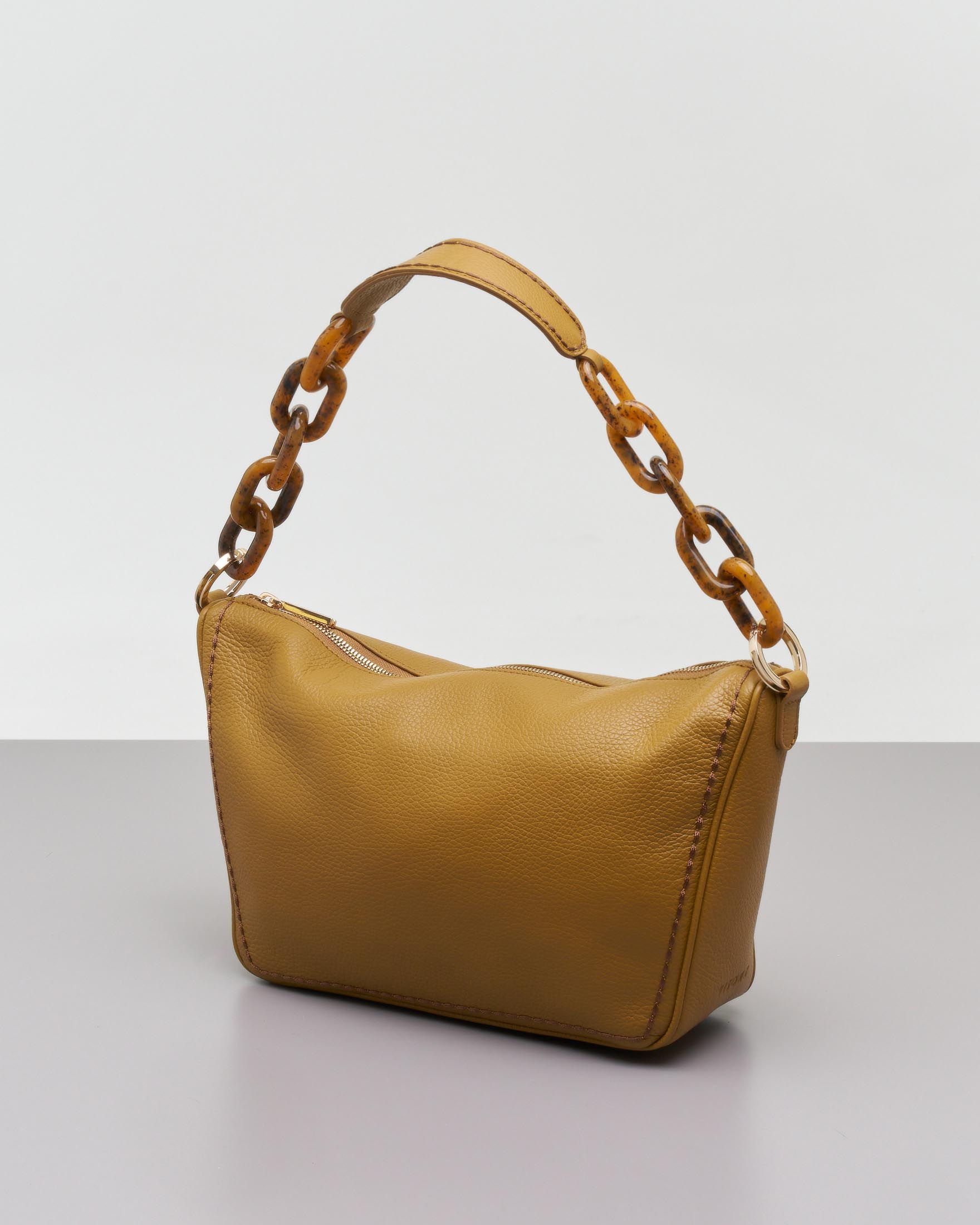 Borsa color ocra in pelle martellata con tracolla in resina