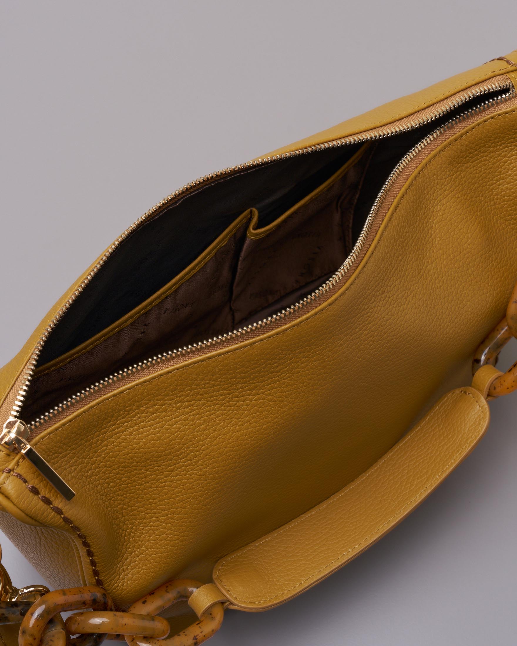 Borsa color ocra in pelle martellata con tracolla in resina Visonà