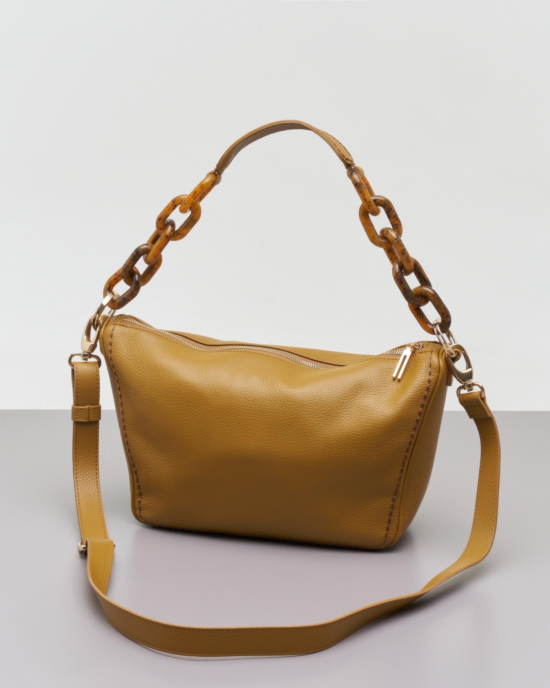 Borsa color ocra in pelle martellata con tracolla in resina Visonà