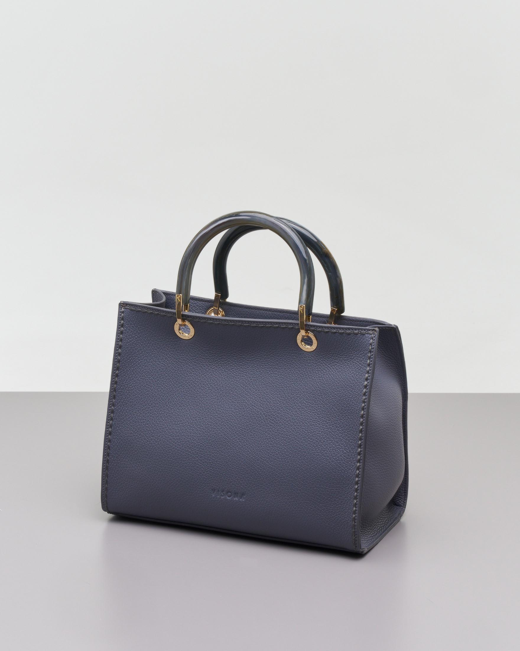 Borsa avio in pelle martellata a base rigida con impunture e manico in resina tono su tono