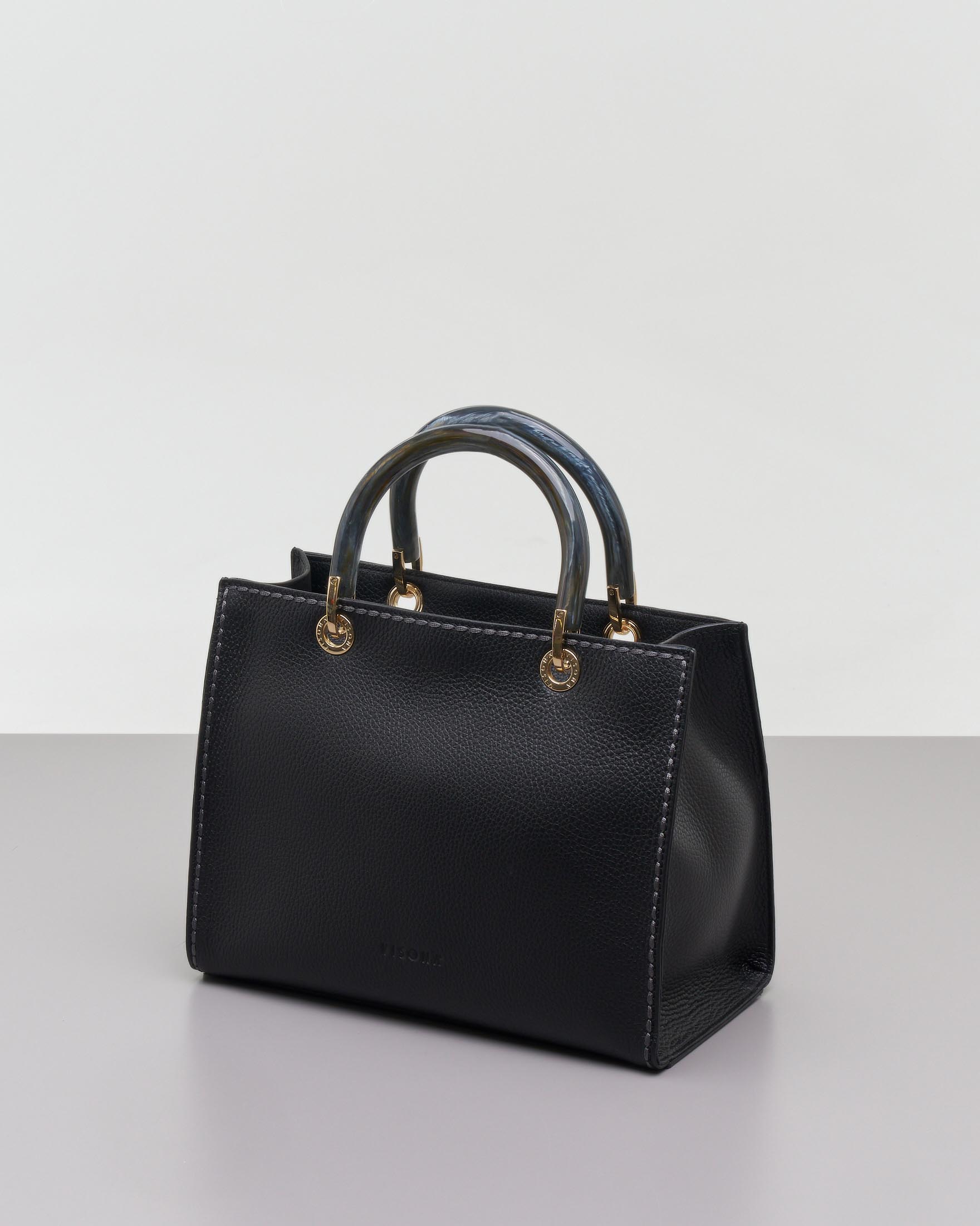 Borsa nera in pelle martellata a base rigida con impunture e manico in resina tono su tono